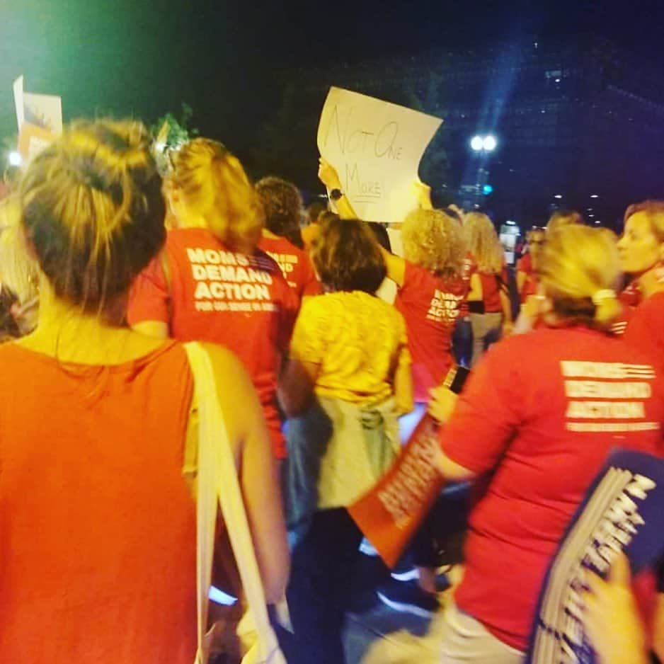 ジュリアン・ムーアさんのインスタグラム写真 - (ジュリアン・ムーアInstagram)「When I went to bed last night, hundreds of @momsdemand volunteers were marching in DC following the horrific shooting in #elpaso. When I woke up I learned that there had been another tragic shooting in #Dayton.  My outrage is exhausted and replaced by resolve to #endgunviolence. Hold your law makers responsible.  If they don’t do anything and continue taking money from the #NRA  VOTE THEM OUT.  @everytown #GSU2019 🧡🧡🧡🧡🧡🧡🧡💔💔💔💔💔💔」8月4日 23時23分 - juliannemoore