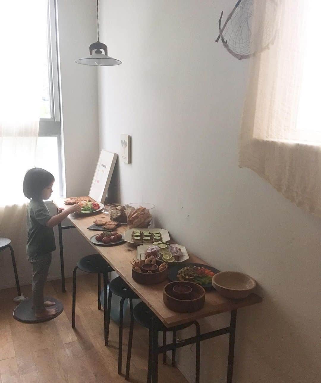 miyoのインスタグラム：「・ ほんの20日間、日本に帰っていました。  不思議なもので、気持ち的にも日本がアウェイになっていた。  だけど、自分ちは、やっぱり好きだった。  アメリカの家に比べたら本当に小さいし、戻れるのか、不安しかなかったけれど。  あと8ヵ月。 きっとあっという間だー。」