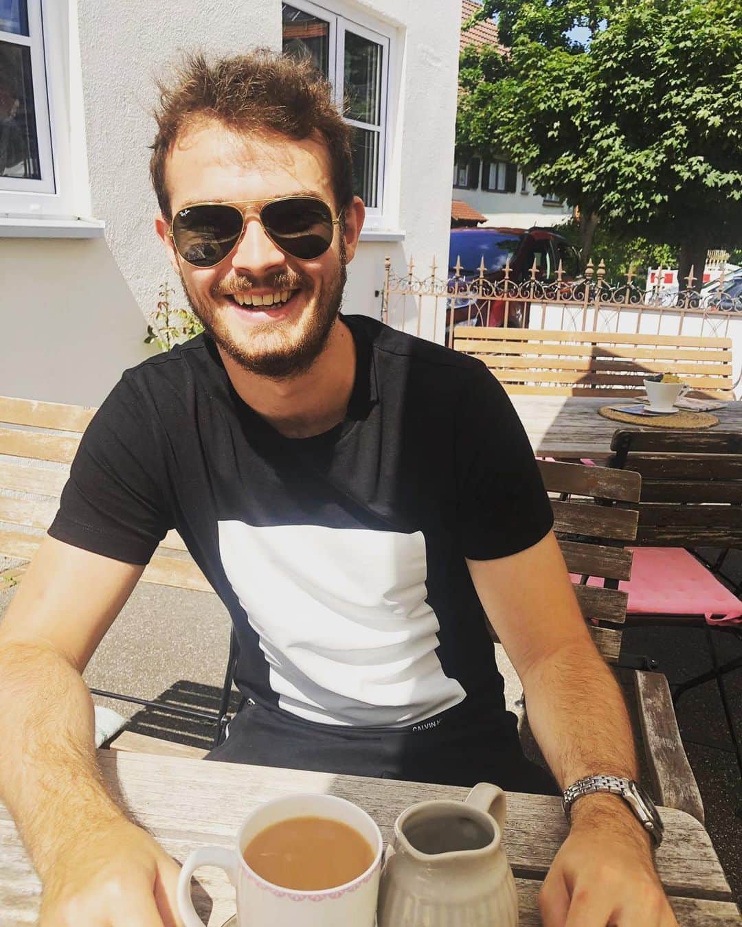 サム・ウォーカーのインスタグラム：「It’s tea time ☕️☀️」