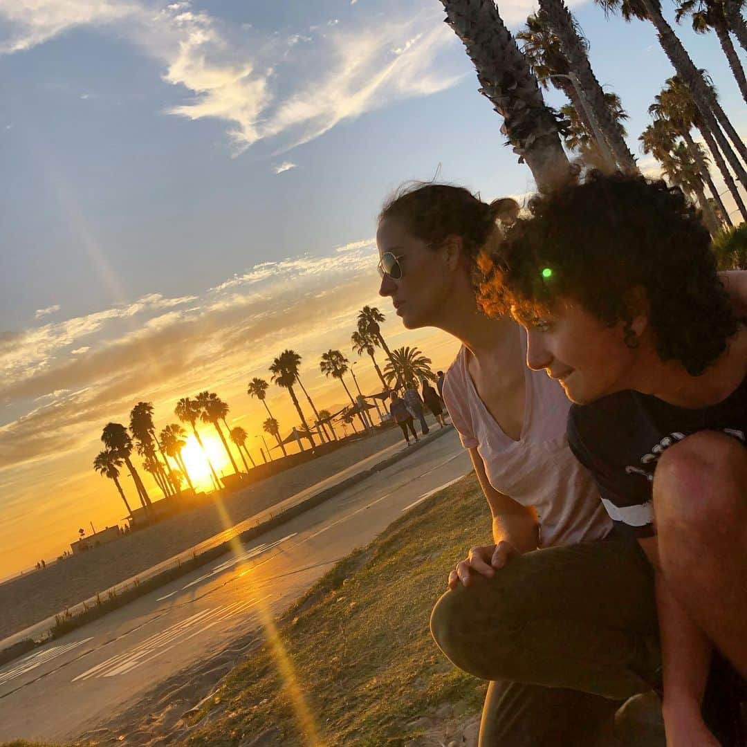 ウェンディ・モニツさんのインスタグラム写真 - (ウェンディ・モニツInstagram)「Saturday night’s sunset silhouette 📸cred @not_rio_grillo 🧡 #theresnoplacelikehome 🌴🌊」8月4日 23時32分 - wendymonizofficial