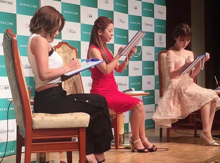 ハピネス笑舞さんのインスタグラム写真 - (ハピネス笑舞Instagram)「えんりけさん×Barcelonaトークショー🥺️！！ 貴重なお時間をありがとうございました🙇‍♀️✨ そして足を運んでくれた沢山のステキな女の子たち！ありがとうございました🙇‍♀️️💕 こんなまだまだペーペーの私のことを知っていてくれて、応援してます！と声をかけてくれて、本当に本当に嬉しかったです！💪️🥺️️💕 わたし、頑張る！！🔥🤗 #smile#love#fashion#girl#六本木#銀座#歌舞伎#北新地#中洲#すすきの#大阪#北海道#キャバ嬢#長谷川笑舞#バルセロナ#桃李#おっぱい#巨乳#キャバ嬢と繋がりたい#カジュアル#仲良し#ジム#バースデー#札幌#劇団桃李#happiness##ダイエット#ベストボディジャパン #bbj日本大会#エンリケ」8月4日 23時42分 - egkn_115