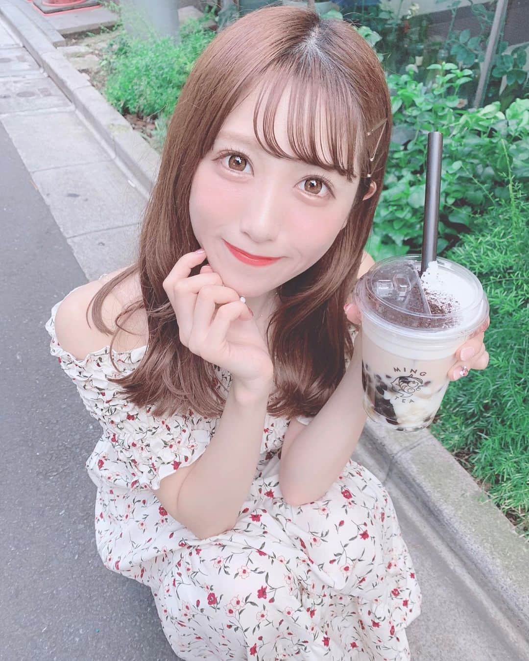 田口未彩のインスタグラム：「❤︎ . . りのとタピ活したとき🐷 . . #タピオカ #タピ活 #タピオカ活動 #セミロング #巻き髪 #ヘアアレンジ #ブラウンカラー #オフショルワンピ #オフショルワンピース #花柄 #花柄ワンピース #ワンピース #ロングワンピ #メイク #オレンジメイク #ピンクメイク」