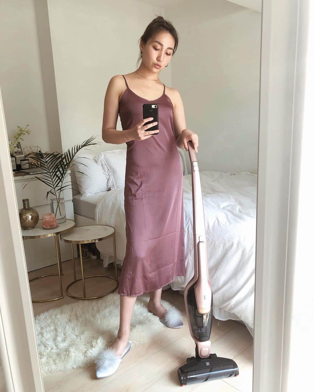 のインスタグラム：「ELECTROLUX ERGORAPID POWER PRO🧺🛏🌿 スウェーデンのブランドElectroluxの掃除機をいただき、お掃除タイムが快適に！ 自立式で使いやすくて嬉しい〜 リフレッシュして明日からまた1週間頑張りましょう♡ . . . . . . #掃除機#ねこそぎ#ペットの毛#スティッククリーナー#吸引#2in1#エレクトロラックス#エルゴラピード#エレクトロラックスエルゴラピード」