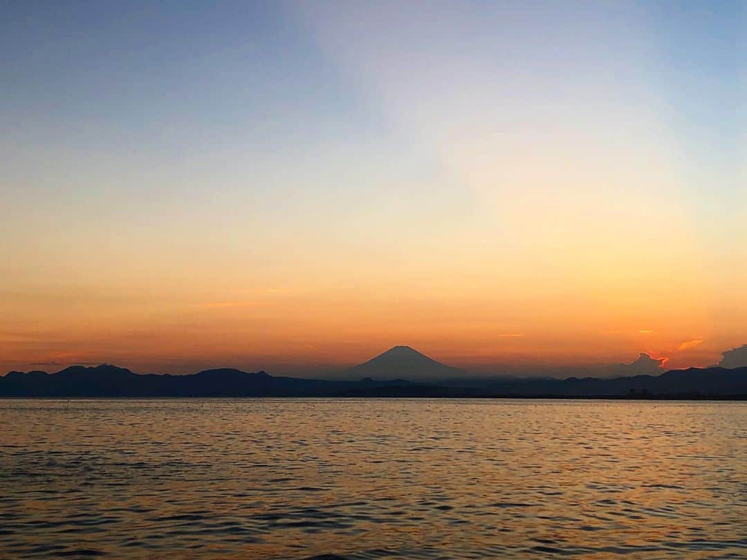 卜部弘嵩さんのインスタグラム写真 - (卜部弘嵩Instagram)「#富士山 #江の島 #sunset #mountfuji #japan #🗻 #🌆 #海 #夏 #日曜日」8月4日 23時48分 - hirotakaurabe