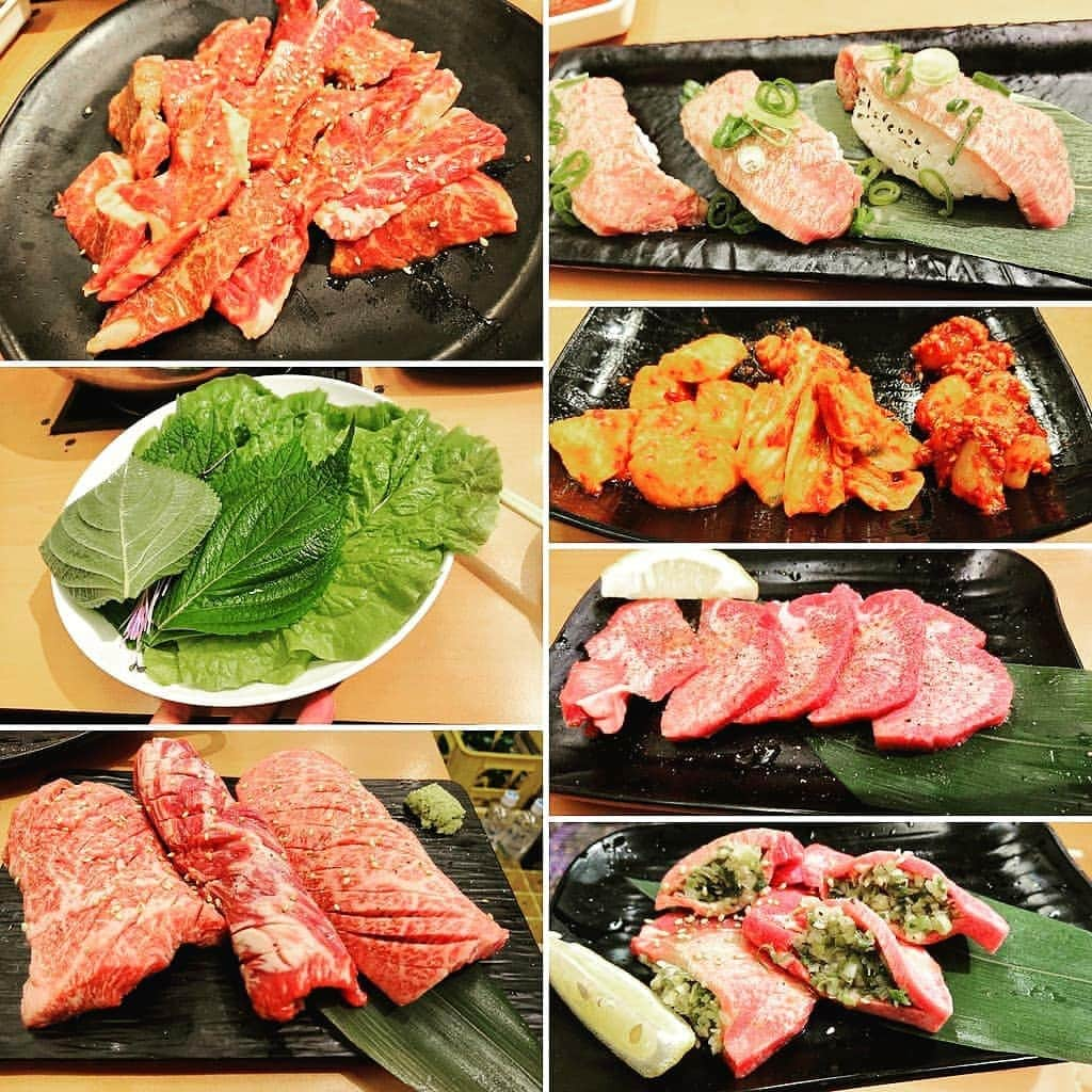 石原祐美子さんのインスタグラム写真 - (石原祐美子Instagram)「昨日、うわさの焼肉屋「炭火焼肉やまや 」 に連れてっていただきました🙇‍♀️ ・ 行ってみたいと思ってたからめっちゃうれしーーー((o(*>ω<*)o)) ・ ・ お店のドアの取手がいきなりバット。壁にはいろんなユニフォーム、サイン、グローブもいっぱい飾ってありました⚾ まさに、360度野球～～～✨✨✨ ・ ・ 松竹の後輩コンビ「ブルーウェーブ」のすみかわクンが満面の笑みで持ってるのは、名物 #プロ野球セット  和牛特上ロース！特選上カルビ！上ハラミ！ 幸せやわ～～～ﾟ+.ﾟ(´▽`人)ﾟ+.ﾟ ごはん大が止まりませんわ～～～😋 ・ ・ 焼肉サイコー！！ さとちんサンありがとうございました（人´∀`*） ・ ・ #炭火焼肉やまや #厳選焼肉やまや  #野球選手御用達 #山本由伸投手おすすめ #行けばわかる #とりあえず行ってみよう #って山本投手がインスタに書いてた😊 #大阪市 #大阪グルメ #大阪ディナー #osaka #焼肉 #東成区 #緑橋 #緑橋グルメ #大阪焼肉 #駅近 #中央大通り沿い」8月4日 23時50分 - chiki2johnny14