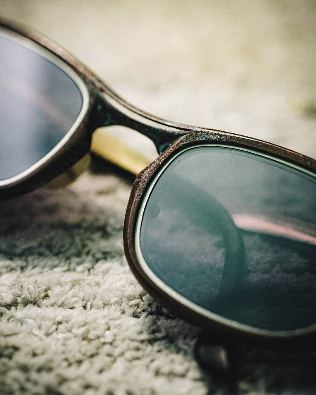 リガーズさんのインスタグラム写真 - (リガーズInstagram)「: The quiet allure of rust comes alive in our signature #Jasper Green hand finish, giving a sense of provenance and distinct identity to our genuine copper frames.  #RIGARDS RG0120CU wide rectangular copper style captured by @julesstreething. . No one does eyewear like we do. . #RIGARDS #HandmadeForYourFace #NoToCopycats #Patina #Rust #Horn #SterlingSilver #Copper #AluminumMagnesium #Metalloid #Stone #Wood #Steel #Titanium #eyewear #sunglasses #NaturalMaterials #NaturalEyewear #handmade #SustainableEyewear」8月4日 23時50分 - rigards