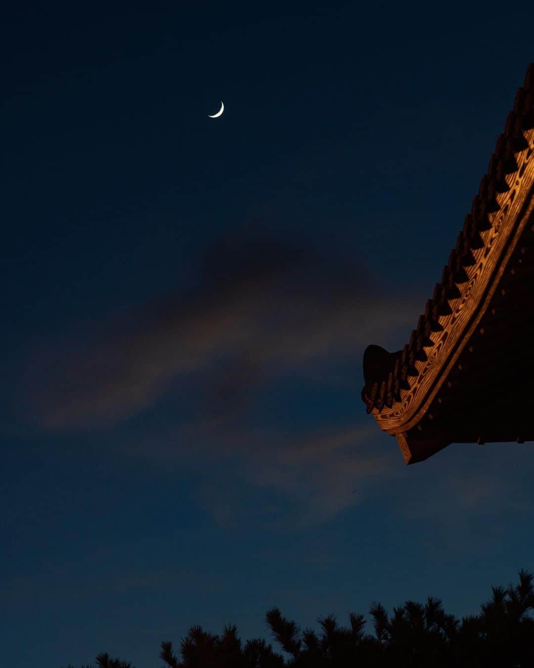 篠宮龍三のインスタグラム：「moon on the red tile  #moon #tile #roof #sony #a7r3  #zeiss  #contax #contaxg90」