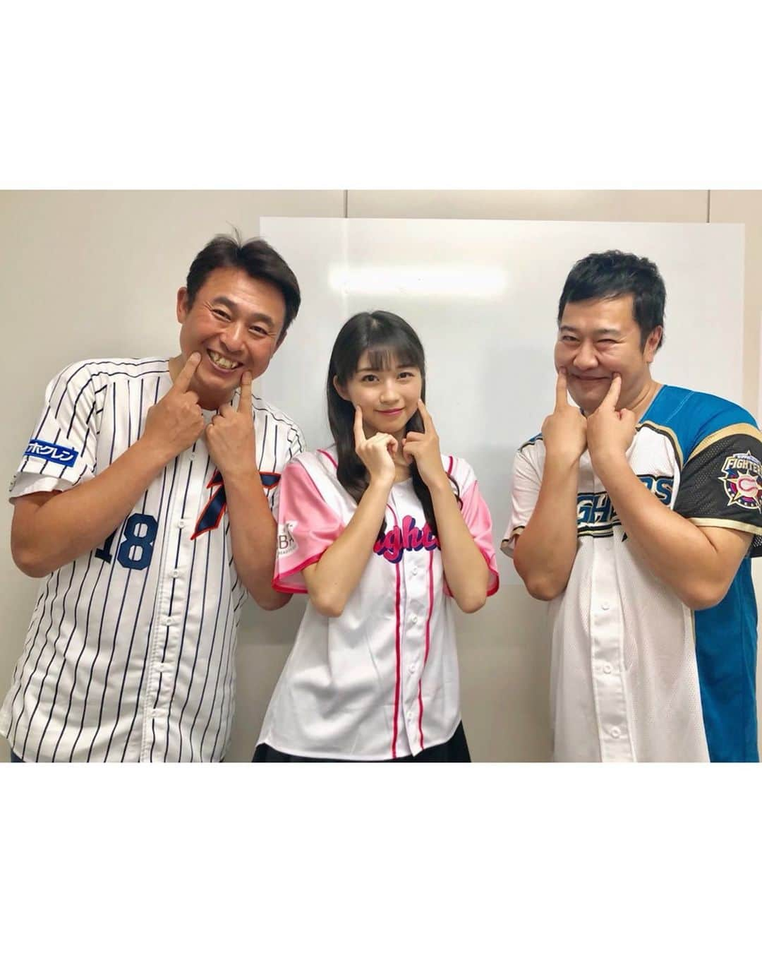 牧野真莉愛さんのインスタグラム写真 - (牧野真莉愛Instagram)「♡ ♡ GAORA SPORTSさん ⚾️誰かに話したくなる!!ファイターズクイズ2019夏⚾️ ・ 8月05日(月) 14:00～15:00 8月12日(月) 12:00～13:00 ・ 出演：岩本勉さん🎀とにかく明るい安村さん🎀新垣勇人投手🎀モーニング娘｡'19 牧野真莉愛 ・ 再放送、ぜひご覧ください❣️❣️❣️ ・ 「ガンちゃんって呼んでな😊」岩本さんがまりあに言ってくださったんです❤ まりあもマネージャーさんも「それは(ダメです)･･･」って。 岩本さんはとっても楽しいスーパーマジック✨✨ まりあが小さいときからテレビでみてたそのまま😊嬉しかったです💕 🐰ひみつの岩本勉さん🐰  つづく ♡ ♡  #岩本勉‬ さん❤ #gaorasports  #北海道日本ハムファイターズ #gaora #lovefighters #とにかく明るい安村‬ さん #新垣勇人 投手・ピッチングコーチ #東芝野球部 #モーニング娘19 #morningmusume19」8月4日 23時54分 - maria_makino.official