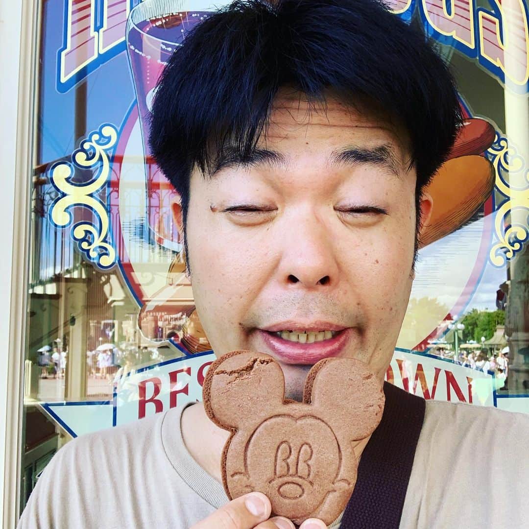 西川晃啓のインスタグラム：「気絶アイス  すっかり猛暑日ばかりで気絶  #あるある探検隊#レギュラー#気絶#気絶の日々#ギャグ#猛暑日#夏#汗#噴き出す#先日#ディズニー#アイス#ミッキー#熊本#帰京#脱水#気をつけよう」