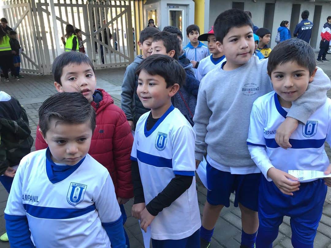 サッカー チリ代表チームさんのインスタグラム写真 - (サッカー チリ代表チームInstagram)「El Ester Roa de Concepción se llenará de fiesta y alegría con #VamosAlEstadio 🏟  200 niñas y niños de @futboludec y @cruzados_oficial compartirán una gran previa y luego verán, juntos, el partido entre ambas Universidades. ⚽️ ¡El fútbol es sana convivencia!」8月4日 23時58分 - campeonatochi