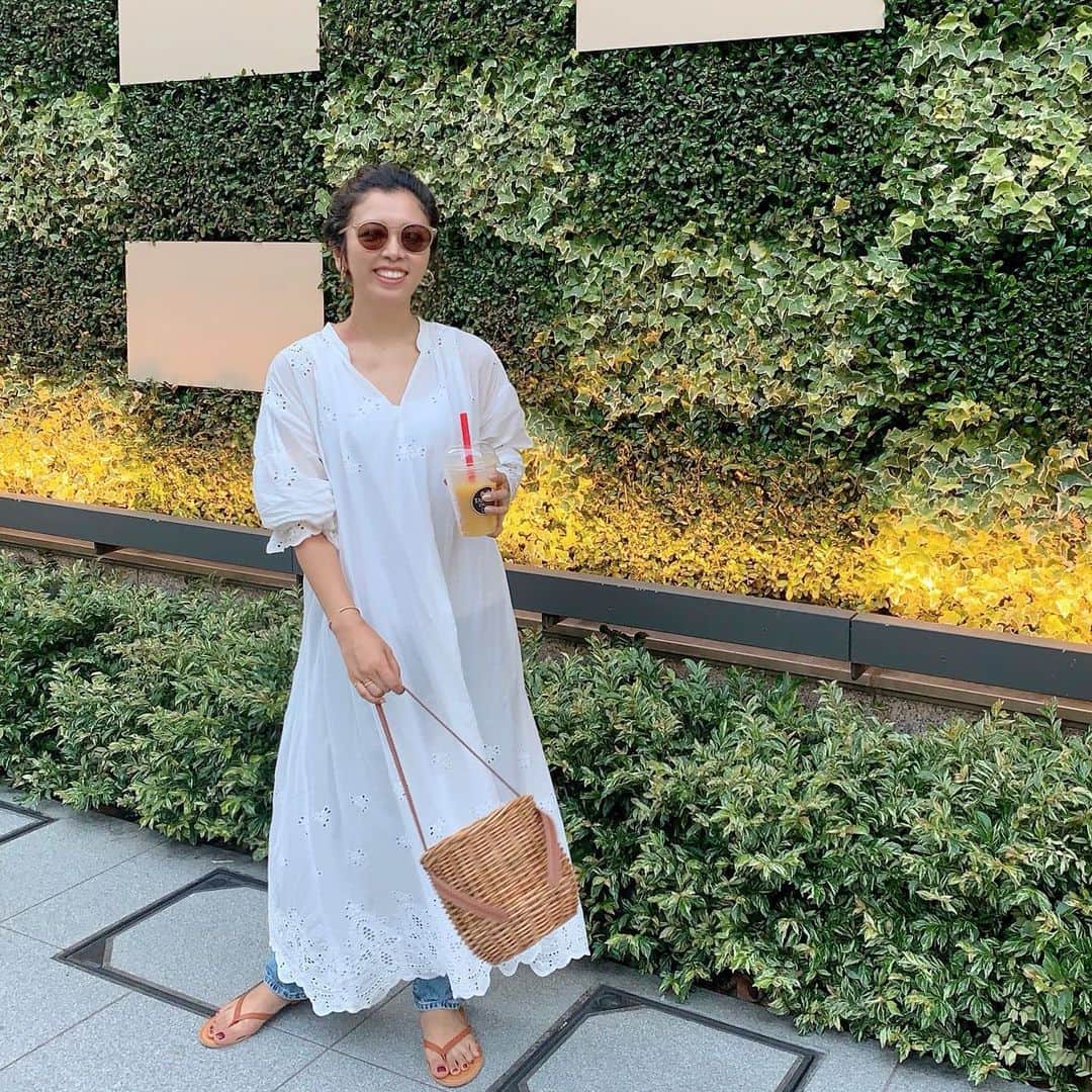 Sayakaのインスタグラム：「* 暑すぎてバテバテな週末💦 スムージーもすぐ溶けてジュースになっちゃった😂🥤 * * * #fashion #outfit #coordinate #ootd #simple #basic #casual #thevirgnia # #denim #denimlover #gu #gap seajapan #bascketbag #sayakascoordinate #今日の服 #コーディネート #コーデ #シンプル #シンプルコーデ  #ワンピース #デニム #かごバッグ」