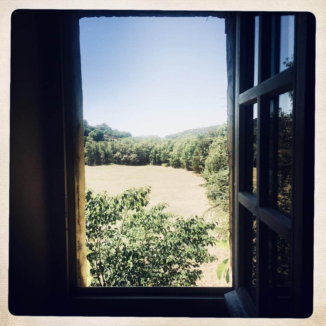 エマニュエル・ベアールのインスタグラム：「#holidays ....... ☀️」