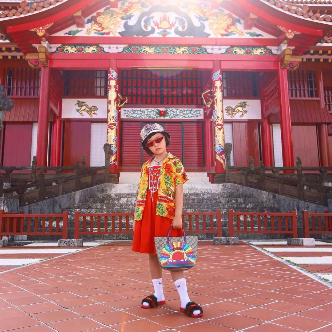 COCOのインスタグラム：「⛩🏯⛩🏯⛩ . glasses:@gentlemonster bag:@gucci(@childsplayclothing) sandals:@gucci(@childsplayclothing) . others:#vintage」