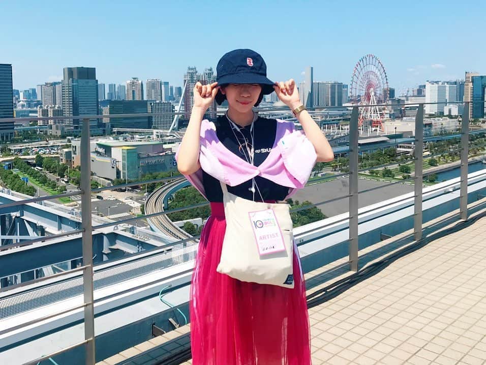 ぱいぱいでか美のインスタグラム：「TIF今年も楽しかった〜！ 今日は完全に参戦組なのでグッズだらけのフェススタイルで❤︎ ꙳ #TIF2019 #お台場 #フェス #buckethat #Buono #hoodedtowel #ももち #sacoche #helloproject #フェスコーデ #俺はインスタグラマーになりてぇ ꙳ TIF三日間、おつかれさまでした〜！ 私は初日と二日目に #TGIF2019 でお世話になりました❤︎ 最終日はお仕事なかったけど推し事はあるので遊びに行ったよ〜！ 楽しかった……！ RYUTistチームや嶺脇さんにお世話になりつつ たくさんのアイドルさん見れました！わーい！ この三日間いっぱいツイートもしたしお写真も載せたからよかったら Twitterも遡ってみてみてくれや。 フェスコーデはハロプロまみれでした。 実用的なグッズだいすき！ カントリー・ガールズさん靴下出してください。 靴下好きなので……。 3枚目の写真はきっかスタッフさんのTwitterから。笑 . さて！TIF終わったからってうかうかしてらんない！ ８月８日はぱいぱいの日もう今週じゃん！ ぱいぱいでか美自主企画、バンド編成でのライブ！ お待ちしてます。ぜひ来てね。 🌋🌲🌋🌲🌋🌲🌋🌲 8/8木 19:00〜 西永福JAM JABBA DA FOOTBALL CLUB ぱいぱいでか美withメガエレファンツ チケット発売中❤︎ ハイライトのリンクからどうぞ！」