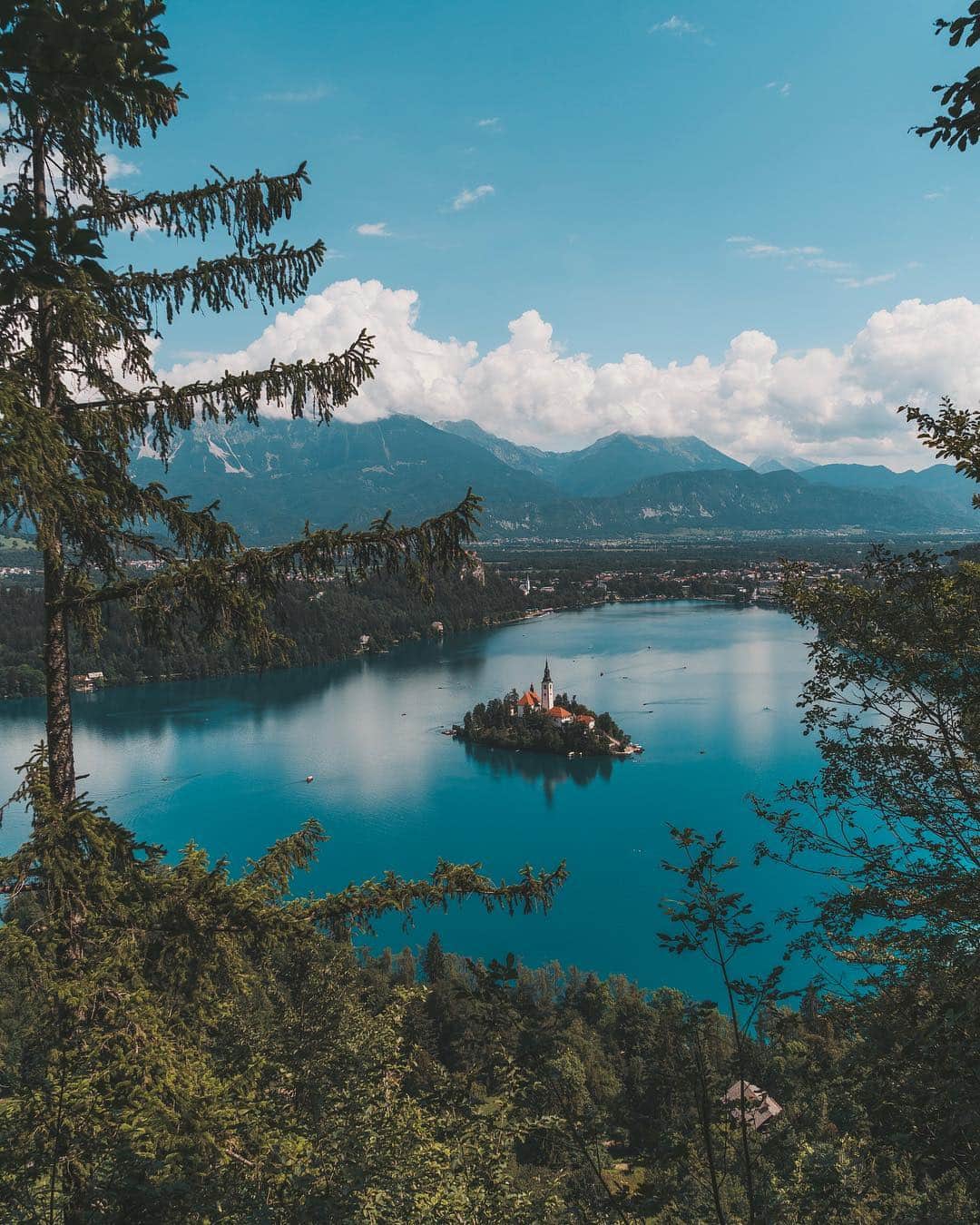 Sezgin YILMAZさんのインスタグラム写真 - (Sezgin YILMAZInstagram)「Slovenya’nın belki en güzel ama kesinlikle en çok fotoğraflanan yeri Bled Gölü.. En güzel tepeden görülüyor ve bunun için yaklaşık 30 dakikalık bir patikayı tırmanmanız gerekiyor ama emin olun ki buna sonuna kadar değiyor.. @vodafonered ile #dünyaavucunuzda ‘nın bu seferki rotası Slovenya ve Hırvatistan.. Kaçıranlar için hikayeleri profilime sabitledim.🤘🏻 #ad」8月5日 0時10分 - sezyilmaz