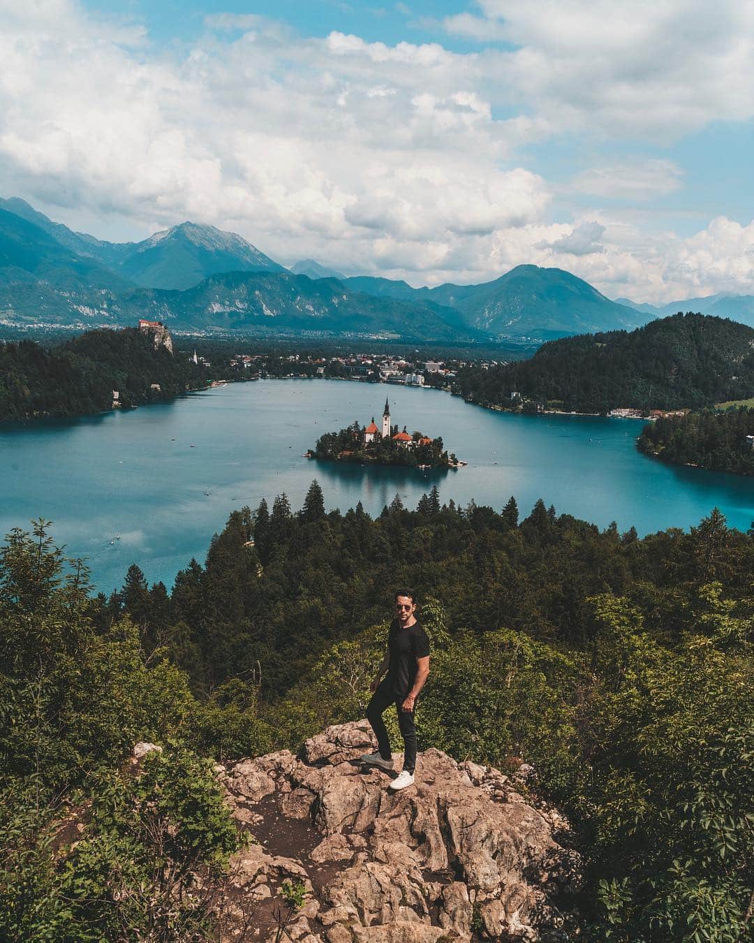 Sezgin YILMAZのインスタグラム：「Slovenya’nın belki en güzel ama kesinlikle en çok fotoğraflanan yeri Bled Gölü.. En güzel tepeden görülüyor ve bunun için yaklaşık 30 dakikalık bir patikayı tırmanmanız gerekiyor ama emin olun ki buna sonuna kadar değiyor.. @vodafonered ile #dünyaavucunuzda ‘nın bu seferki rotası Slovenya ve Hırvatistan.. Kaçıranlar için hikayeleri profilime sabitledim.🤘🏻 #ad」