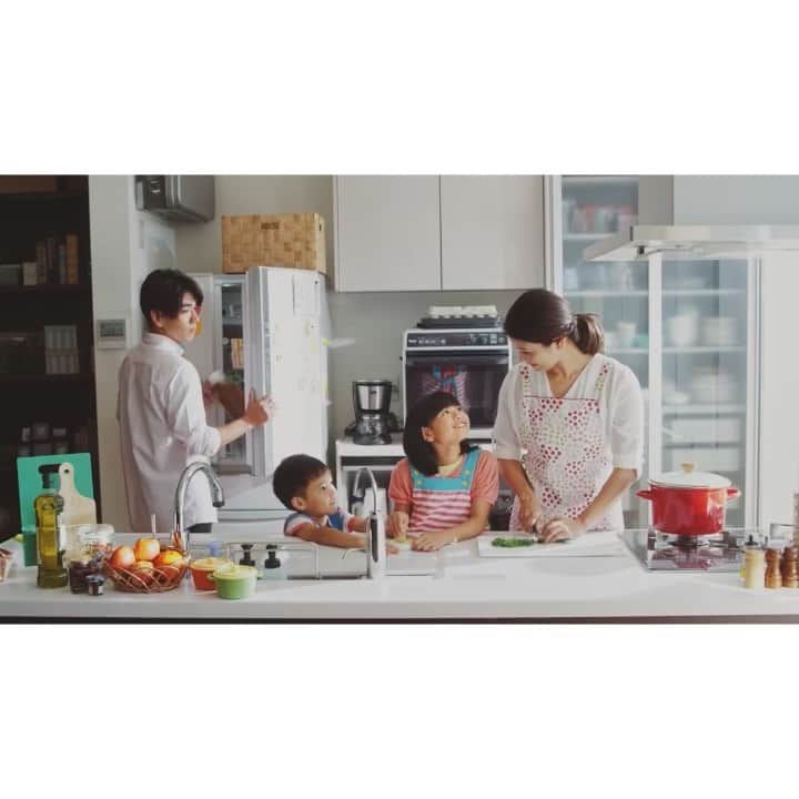 金城優華のインスタグラム：「放映スタートした﻿ 沖縄ホーメルさんの中味汁CM!!﻿ ﻿ 今回ママ役で出演させていただきました。﻿ ﻿ 可愛い子役の二人も﻿ すぐ懐いてくれて﻿楽しい現場でした!!﻿ ﻿ ﻿ ﻿ 大好きな中味汁。﻿ (豚のモツを使った汁物)﻿ ﻿ 一から作ることもあるけど﻿ 手軽に食べられる沖縄ホーメルさんの中味汁は﻿ 中味汁じょーぐー(中味汁好き)には﻿ たまんない♥﻿ ﻿ ﻿ #人生で初めてネギ切り褒められる。」