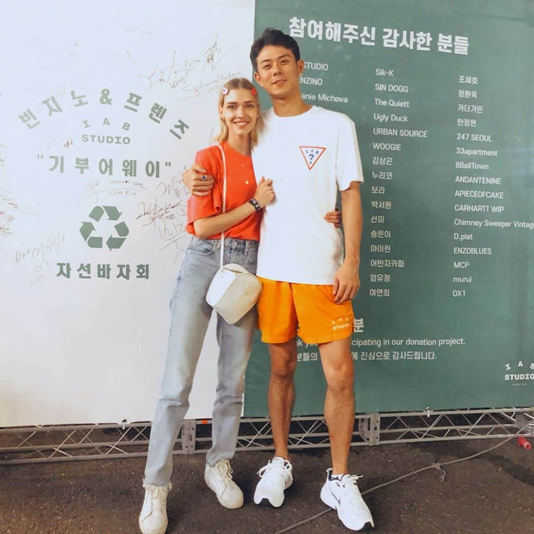 ステファニー・ミチョヴァのインスタグラム：「오늘 와주셔서 정말 감사합니다!! 오늘 마음에 드는걸 얻으셨기를 바랍니다! Thank you everyone for coming to our donation flea market today! I hope you found some amazing things that bring you lots of joy! and thank you to all of our friends for sending us their clothes, all the staff and helpers ❤️ #fashionhoarder」