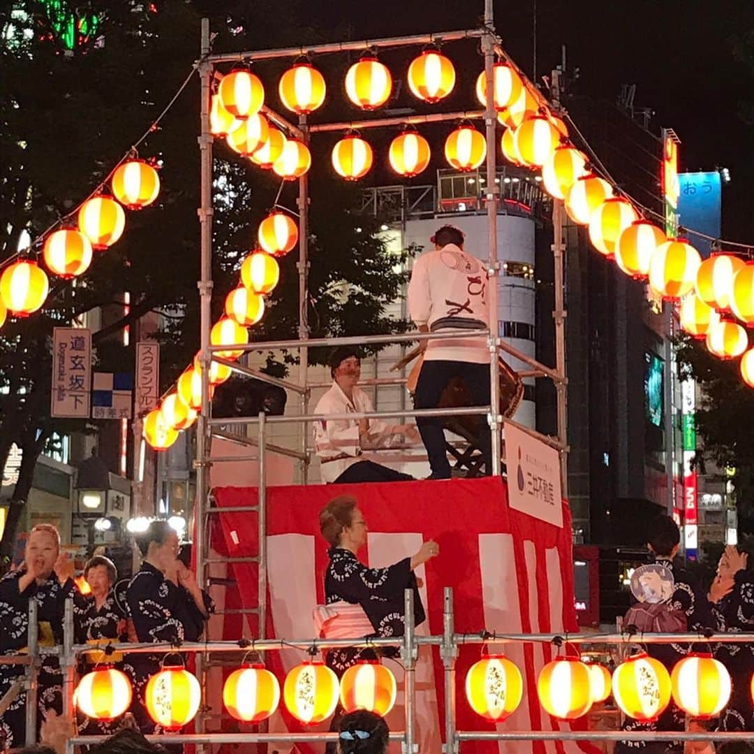 熊谷正寿さんのインスタグラム写真 - (熊谷正寿Instagram)「「第3回渋谷盆踊り大会」にお招き頂き参加してきました。SHIBUYA109前に巨大特設やぐらが組まれ雰囲気満点。約3万5000人が参加！日本最大の盆踊りだね。 「おらが街・渋谷」の気持ちがより強くなったぞ。お招き有り難うございました！参加して良かったーｗ  #盆踊り  #渋谷  #盆踊り大会」8月5日 0時21分 - masatoshi_kumagai