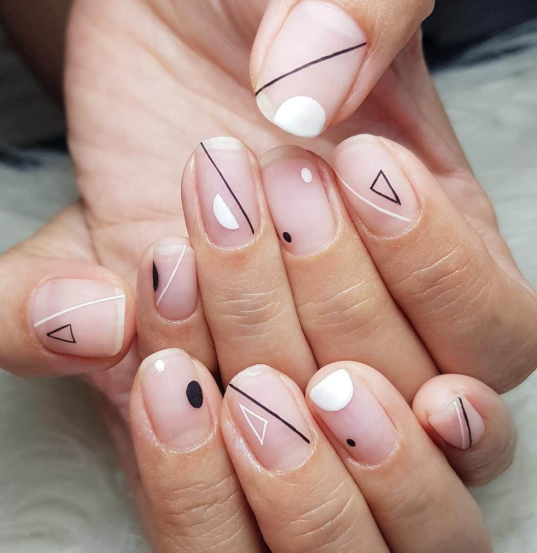 Yingさんのインスタグラム写真 - (YingInstagram)「Simple. Lost the reference pic... this was modified from a Korean design I think!  Using art liner gels from @pregelofficial, available at @nailwonderlandsg 🤗 There's an on-going promo where you get a CC cuticle oil free with ANY purchase from pregel-related brands!  I am currently only able to take bookings from my existing pool of customers. Thank you to everyone who likes my work 🙏 if you need your nails done, please consider booking other artists at @thenailartelier instead ❤  #ネイルデザイン  #ネイルアート #ネイル #ジェルネイル #nailart #네일아트 #pregel #プリジェル」8月5日 0時21分 - nailartexpress
