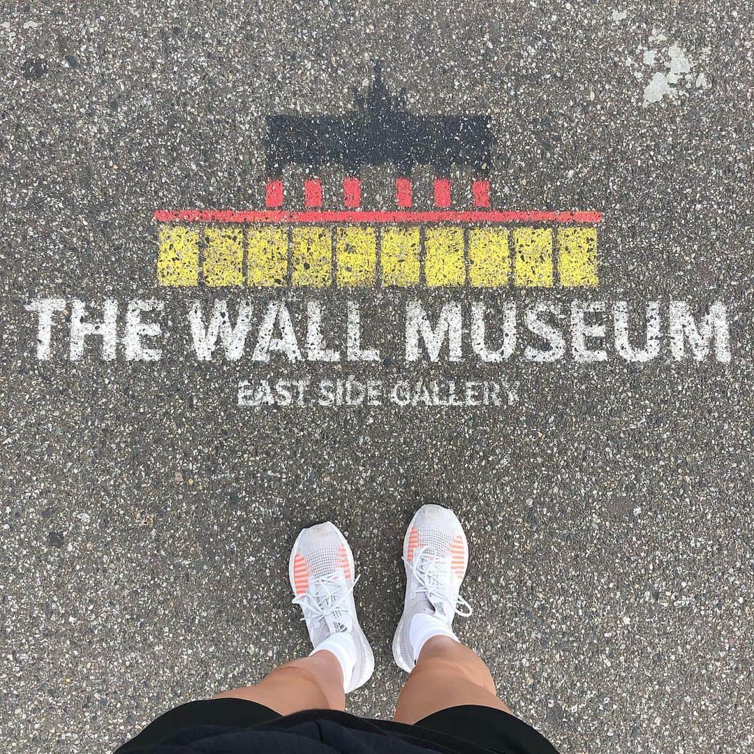 岩崎志保のインスタグラム：「THE WALL 🇩🇪 . #thewallofberlin #pulseboost #adidasrunning」