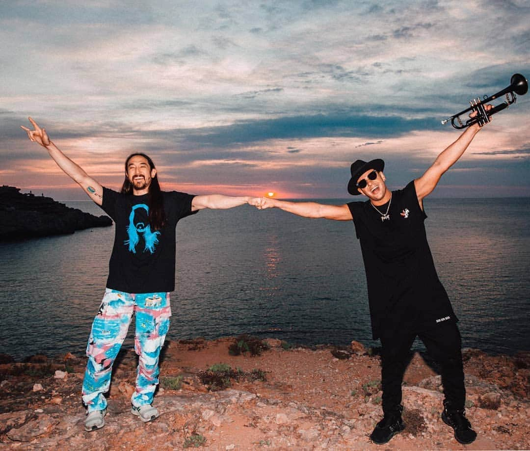 スティーヴ・アオキさんのインスタグラム写真 - (スティーヴ・アオキInstagram)「Serious bromancing with my bff @timmytrumpet under the Ibiza sunset. Oh yeah we got a song togrther dropping in fiiiiiiive days!!!! Yaaayyyyyyyy! August 9th! So fucking excited! R u readyyy??? #hava」8月5日 11時21分 - steveaoki