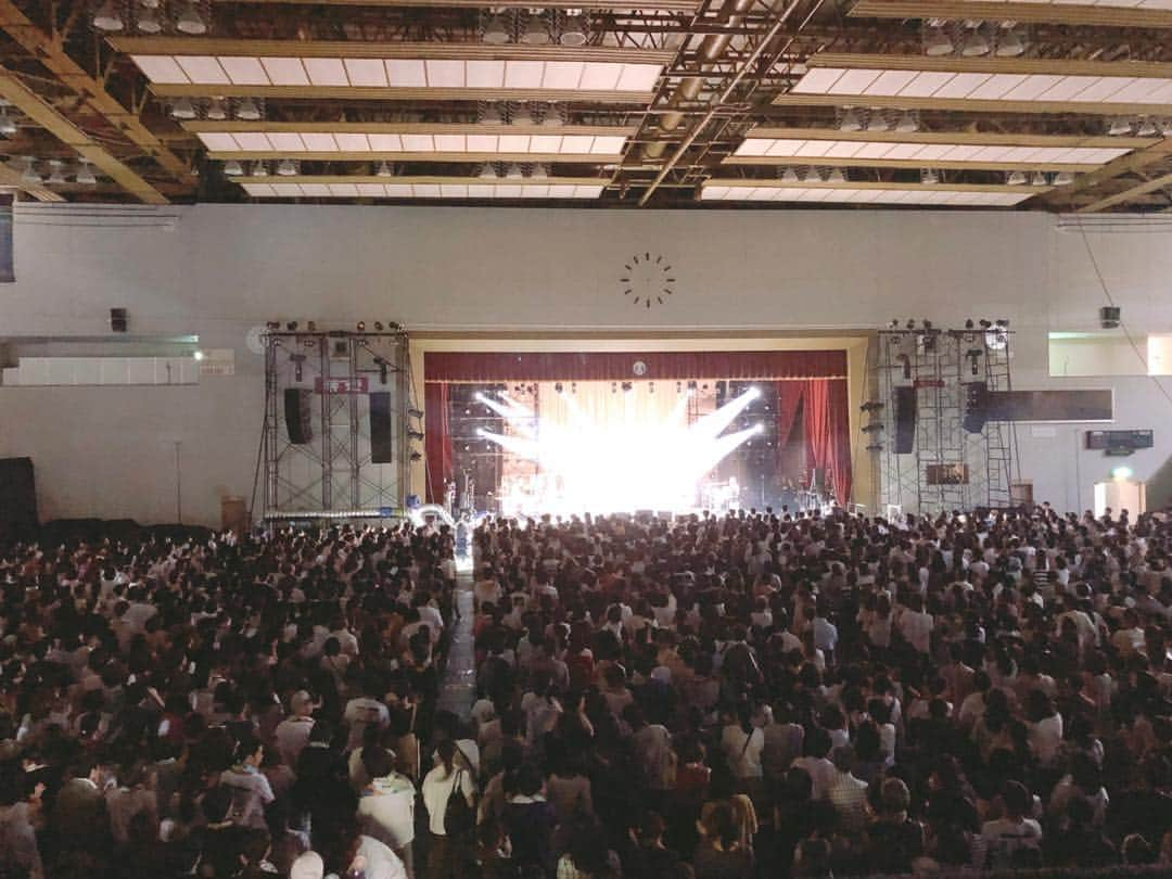 南果歩さんのインスタグラム写真 - (南果歩Instagram)「Reborn-Art Festival2019 オープニングライブ「転がる、詩」 今回の旅の目的はこのライブでした😊 石巻総合体育館。 普段見慣れたライブ会場の大きなモニターなど無い。 仕掛けも装置も無い。 アーティストとオーディエンスを繋ぐものはお互いの身体と心。 なんて素敵なんだ‼️ なんて潔いんだ‼️ 感性を、五感を、想いを信じる力に満ち満ちている。 生きてここで集い、皆の心を寄せることが、ここで安置されていた方々、あの日のみ込まれていった方々の魂を、そして残された人々の想いを、どれほど癒すことになっただろう。 この感動をなんと伝えれば良いのか。 当時から先頭を切って東北に寄り添い活動してきた小林武史さんの行動力と推進力に脱帽。 ああ、石巻‼️ #rebornartfestival2019 #リボーンアートフェスティバル2019 #小林武史 #桜井和寿 #宮本浩次 #Salyu #青葉市子 #名越由貴夫 #TOKIE #椎名恭一 #四家卯大 #沖祥子 #南果歩アート散歩 #kahominami」8月5日 11時22分 - kaho_minami