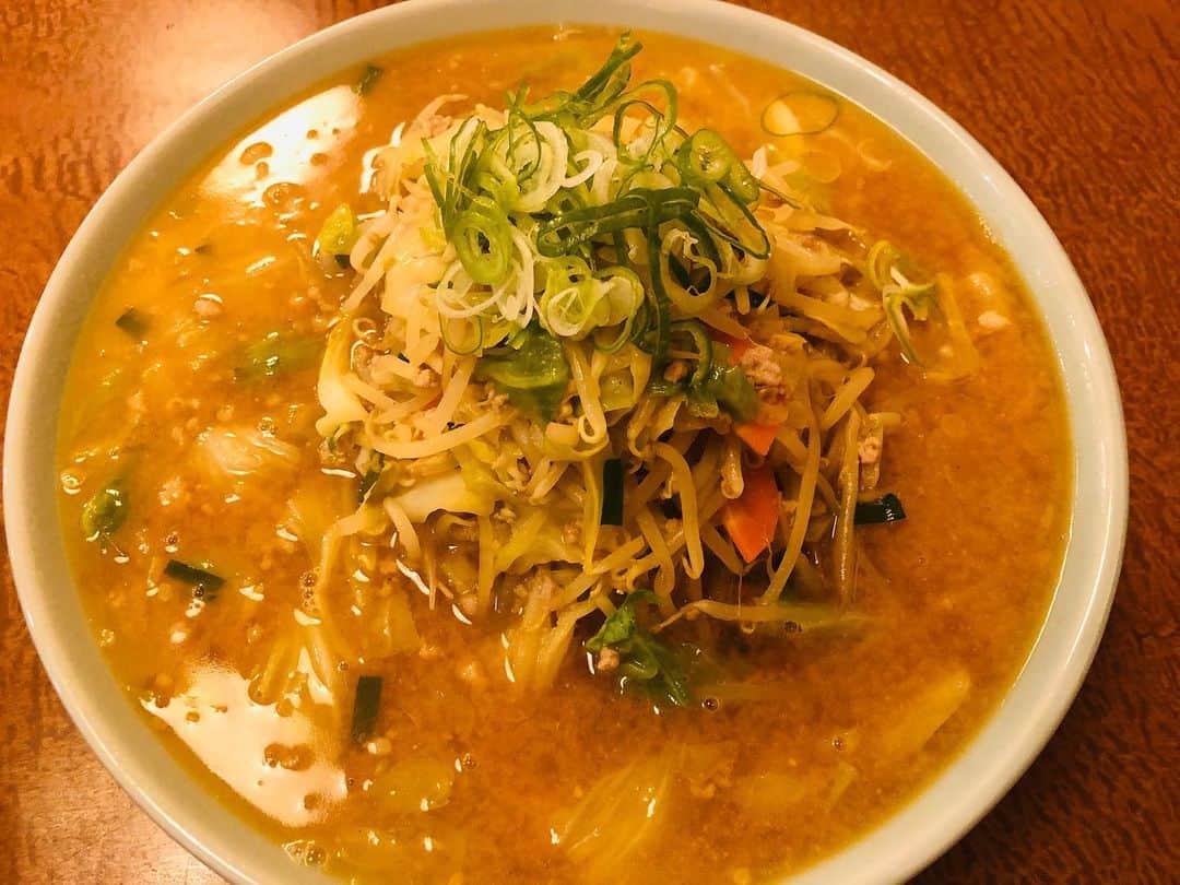 のインスタグラム：「【チャレンジメニュー】サービス精神旺盛なお店の美味し過ぎるメガ白味噌ラーメンチャレンジ【大食い】【新潟】おごせの恥ずかしい黒歴史的なサインも… https://youtu.be/lhIuNRJGaH4 ＃ぺこぺこ#白味噌ラーメン#デカ盛り#チャレンジメニュー #ふーどすたぐらむ #foodstagram #gourmet#yummymummies#yummy#gourmet#delicious #グルメ#グルメ好きな人と繋がりたい #ごはん #めしすたぐらむ #foodphotography #foodporn #foodie #foodyvietnam」