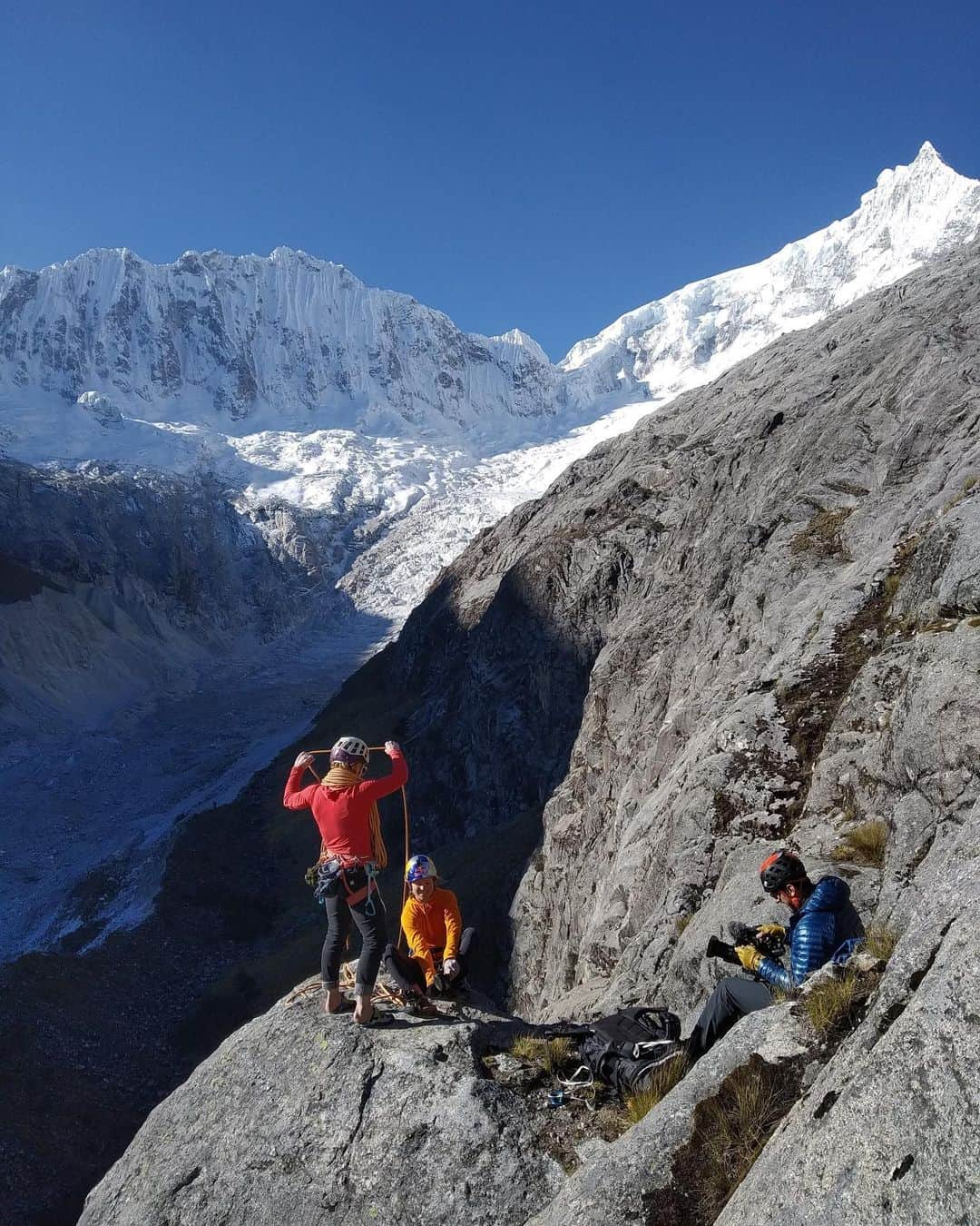 エミリー・ハリントンさんのインスタグラム写真 - (エミリー・ハリントンInstagram)「Sharing a rope w my all time fave @myshellparker in the Cordillera Blanca ❤️ // warm up ✅, sick day 🤒 out of the way 🤞🙏, time to rage! // #originate2 // #adventuresofmikeyandharry // 📸 @nicolas_navarrete.ec」8月5日 11時16分 - emilyaharrington