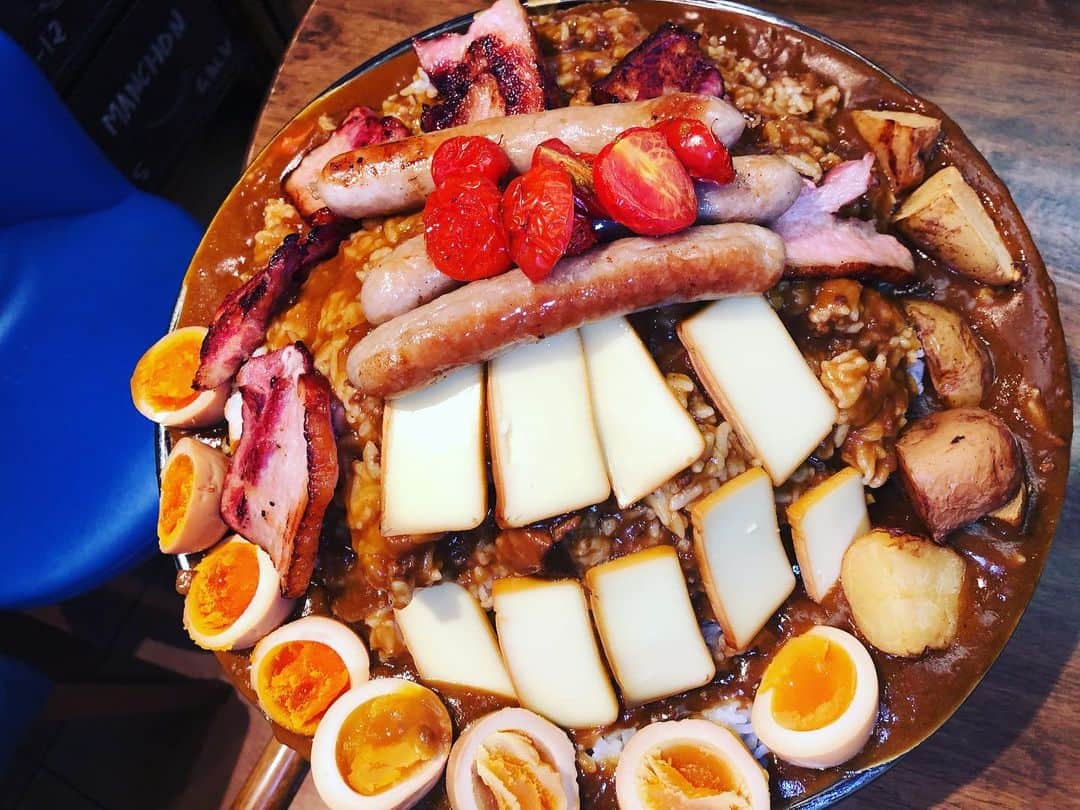 のインスタグラム：「【大食い】【デカ盛り】唯一無二の味！燻製カレー4.2kgをフルトッピングでオーダー！ https://youtu.be/v64-fCAnaoM  #女池ハム#大食い#デカ盛り#燻製カレー#カレーライス #ふーどすたぐらむ #foodstagram #gourmet#yummymummies#yummy#gourmet#delicious #グルメ#グルメ好きな人と繋がりたい #ごはん #めしすたぐらむ #foodphotography #foodporn #foodie #foodyvietnam」