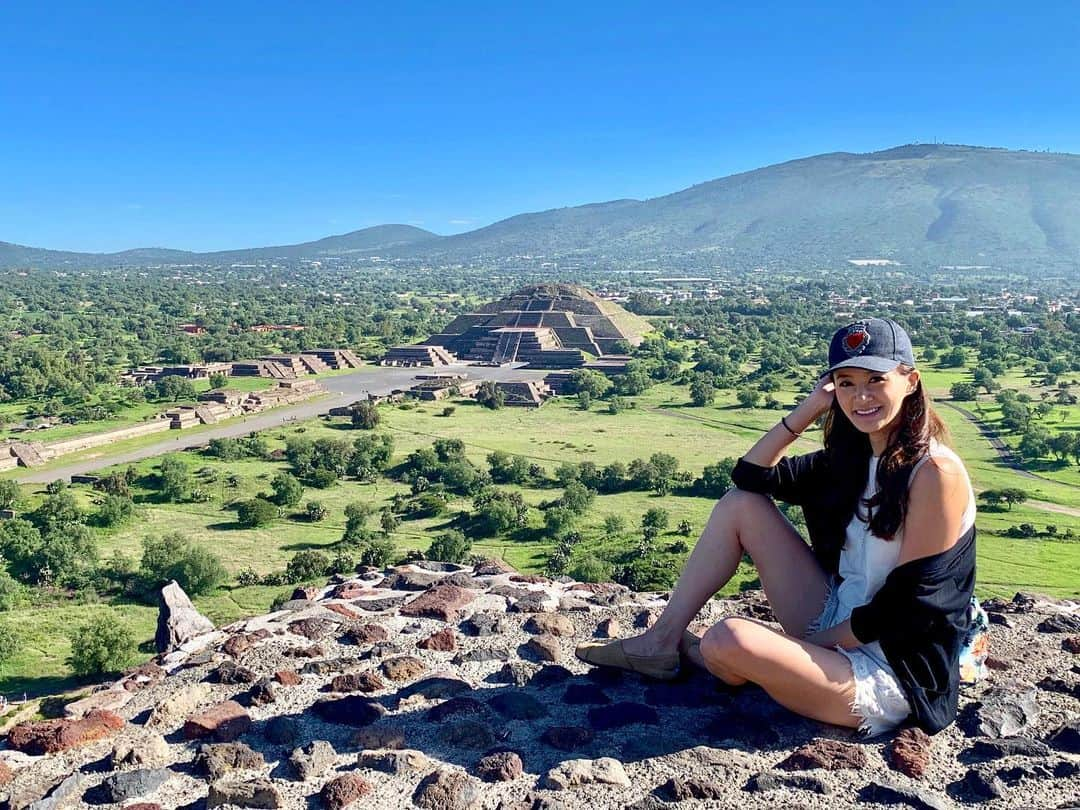 平山美春さんのインスタグラム写真 - (平山美春Instagram)「Mexico🇲🇽へ移動❣️ 初めて来る国で少し怖かったけど…朝からノリでティオティワカンへ🔼✨唯一登れるピラミッド、ティオティワカンの太陽のピラミッド🌞 . UBERで行ったんだけど(だいたい45分くらい)、1人だったから運転手のおじさんがピラミッドの上までついてきてくれて、写真撮ってくれた…🥺✨もちろん帰りのUBERが捕まるか不安だったから待っててもらおうと伝える予定だったけど、心臓破りの階段、太陽のピラミッドの上までついてきてくれて、不安だった気持ちが楽になった✨ 私ももっと人に優しくしなきゃなって海外に来る度に感じます😌 . マヤ文明にも影響を与えたティオティワカン文明💡巨大な宗教都市で、謎がまだ多く残る場所✨すごくロマンを感じます🔼 当時のピラミッドは赤かったらしく、その当時の色が今でもほんとに少し残ってて見ることができたよ👀✨ . #teotihuacan #teotihuacanpyramids  #mexicocity #pyramids #mexico  #メキシコ #ティオティワカン  #trip #travel」8月5日 9時46分 - miharuhirayama