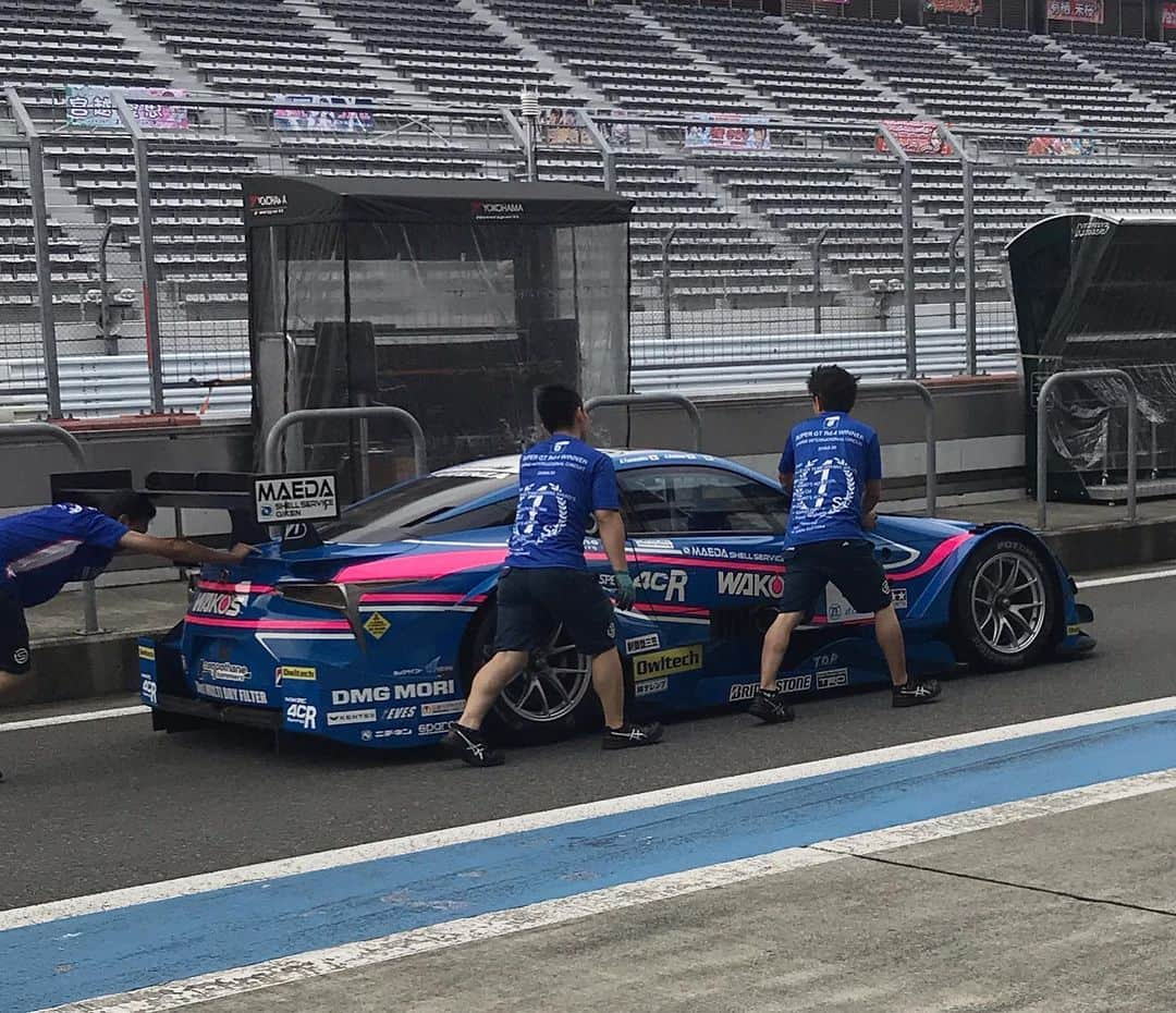 竹内紫麻さんのインスタグラム写真 - (竹内紫麻Instagram)「SUPER GT 第5戦富士  わたしにとっては初の500マイルレース  ピットに居続けるのは想像以上の暑さでしたが  何とかsurviveしました⭐️ 長距離レースとは思えないほど スタート直後から目まぐるしい展開で 最後まで目が離せませんでしたね👀  各チーム長距離ならではの戦略が 展開にうまくハマったりハマらなかったり、  長距離だからこその難しさを 改めて感じるレースになりました。  次戦も初のオートポリス。 頑張ります☺️ 関係者の皆様暑く長いレース本当にお疲れ様でした。  応援してくれたり、メディアセンターまで会いに来てくださった皆さんもありがとうございました😊元気が出ました！  #SUPERGT #富士 #500マイルレース」8月5日 9時50分 - shimax1223