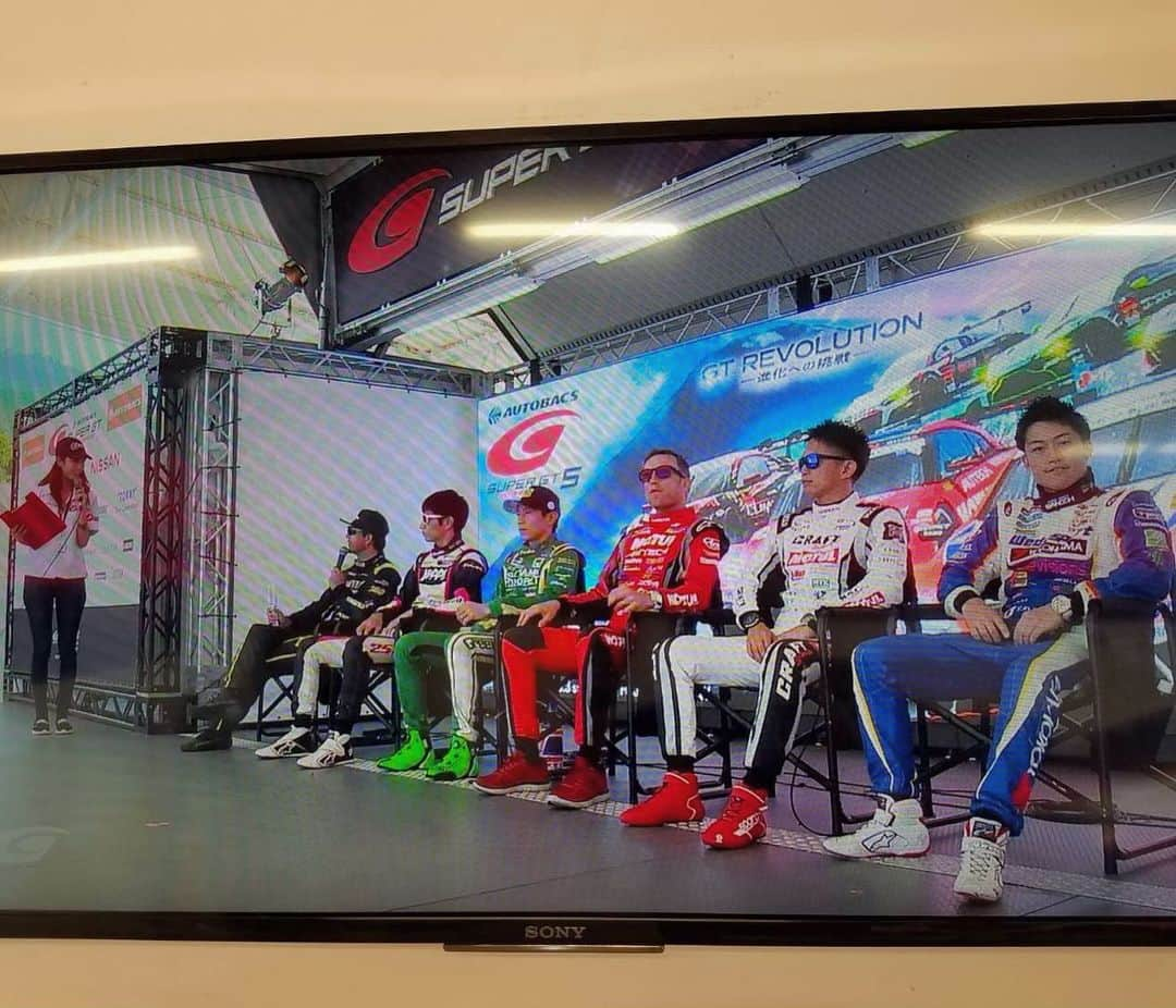 竹内紫麻さんのインスタグラム写真 - (竹内紫麻Instagram)「SUPER GT 第5戦富士  わたしにとっては初の500マイルレース  ピットに居続けるのは想像以上の暑さでしたが  何とかsurviveしました⭐️ 長距離レースとは思えないほど スタート直後から目まぐるしい展開で 最後まで目が離せませんでしたね👀  各チーム長距離ならではの戦略が 展開にうまくハマったりハマらなかったり、  長距離だからこその難しさを 改めて感じるレースになりました。  次戦も初のオートポリス。 頑張ります☺️ 関係者の皆様暑く長いレース本当にお疲れ様でした。  応援してくれたり、メディアセンターまで会いに来てくださった皆さんもありがとうございました😊元気が出ました！  #SUPERGT #富士 #500マイルレース」8月5日 9時50分 - shimax1223