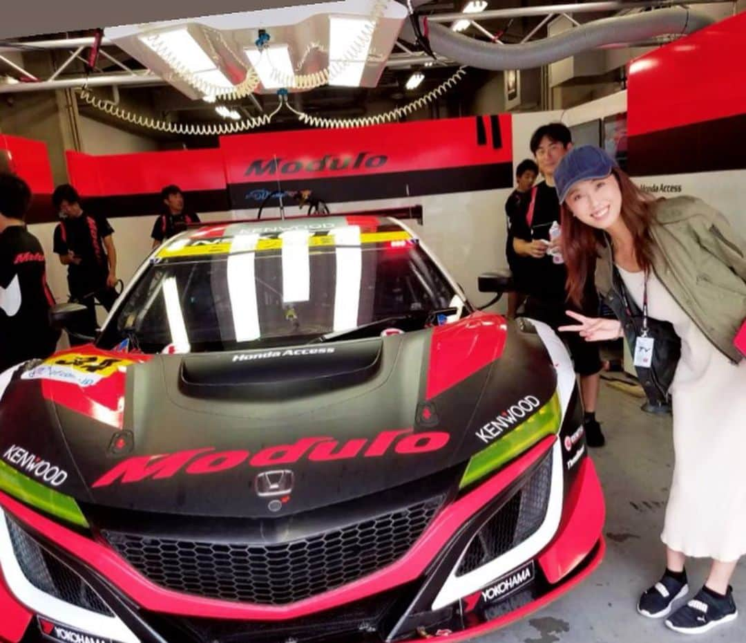 竹内紫麻さんのインスタグラム写真 - (竹内紫麻Instagram)「SUPER GT 第5戦富士  わたしにとっては初の500マイルレース  ピットに居続けるのは想像以上の暑さでしたが  何とかsurviveしました⭐️ 長距離レースとは思えないほど スタート直後から目まぐるしい展開で 最後まで目が離せませんでしたね👀  各チーム長距離ならではの戦略が 展開にうまくハマったりハマらなかったり、  長距離だからこその難しさを 改めて感じるレースになりました。  次戦も初のオートポリス。 頑張ります☺️ 関係者の皆様暑く長いレース本当にお疲れ様でした。  応援してくれたり、メディアセンターまで会いに来てくださった皆さんもありがとうございました😊元気が出ました！  #SUPERGT #富士 #500マイルレース」8月5日 9時50分 - shimax1223