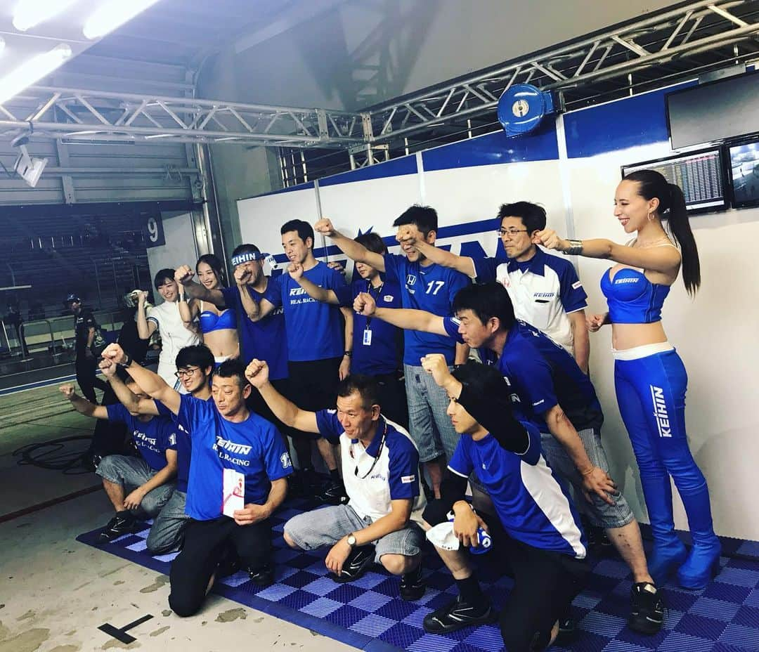 竹内紫麻さんのインスタグラム写真 - (竹内紫麻Instagram)「SUPER GT 第5戦富士  わたしにとっては初の500マイルレース  ピットに居続けるのは想像以上の暑さでしたが  何とかsurviveしました⭐️ 長距離レースとは思えないほど スタート直後から目まぐるしい展開で 最後まで目が離せませんでしたね👀  各チーム長距離ならではの戦略が 展開にうまくハマったりハマらなかったり、  長距離だからこその難しさを 改めて感じるレースになりました。  次戦も初のオートポリス。 頑張ります☺️ 関係者の皆様暑く長いレース本当にお疲れ様でした。  応援してくれたり、メディアセンターまで会いに来てくださった皆さんもありがとうございました😊元気が出ました！  #SUPERGT #富士 #500マイルレース」8月5日 9時50分 - shimax1223