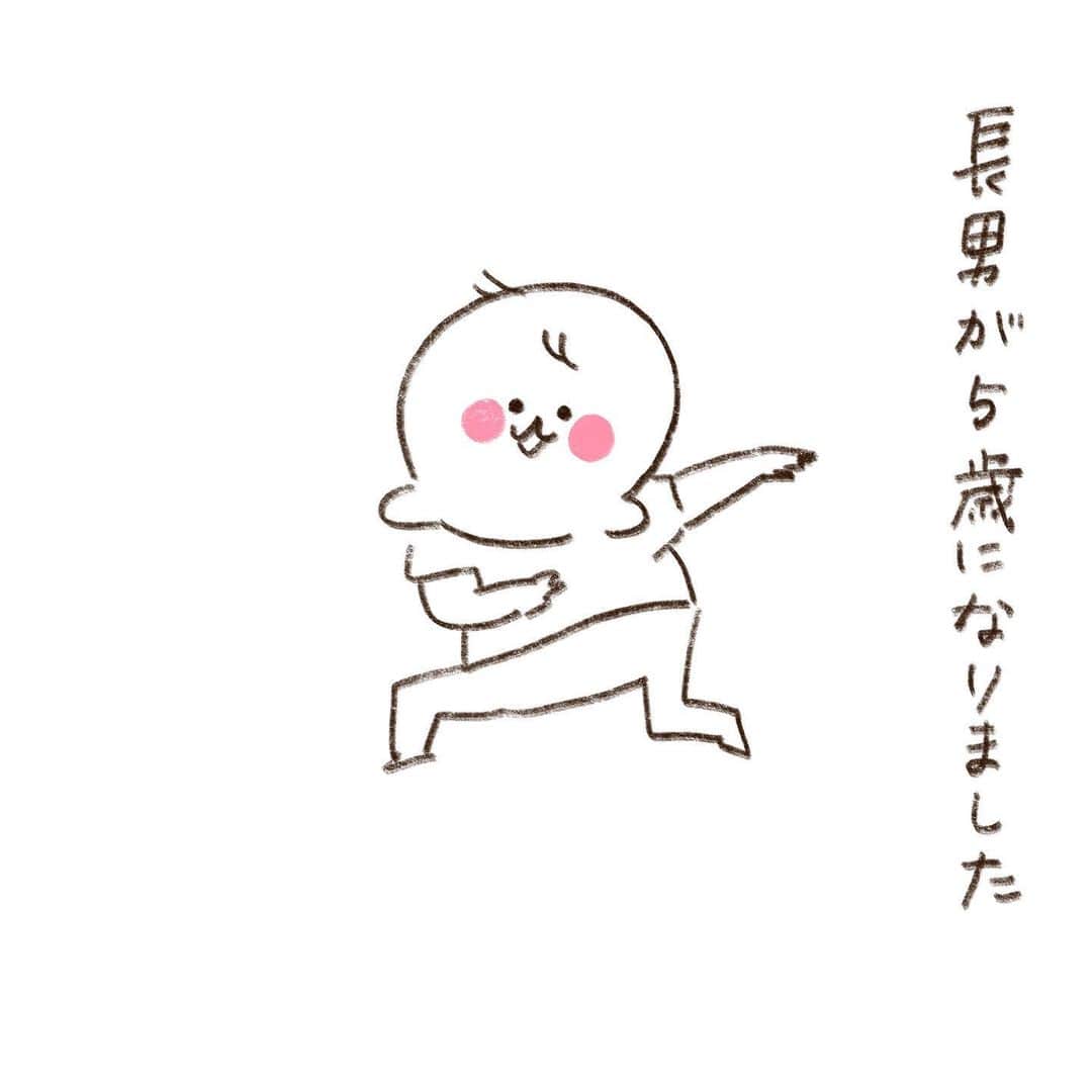 やまもとりえのインスタグラム：「可愛いものとかっこいいものが好きな５歳になりました。おめでとう。 1〜3歳が大変すぎたからか、4歳は天使のように感じてましたが、さて5歳はどうなるかな？ プレゼントの包装は夫がしてくれました。可愛い」