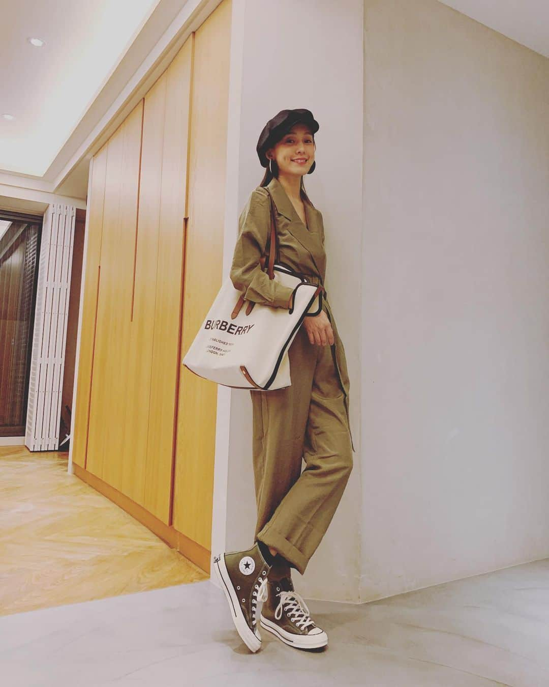 ファン・ウェイチーさんのインスタグラム写真 - (ファン・ウェイチーInstagram)「Good morning with good vibes guys❤️❤️❤️ #burberry #converse」8月5日 9時58分 - fanfan