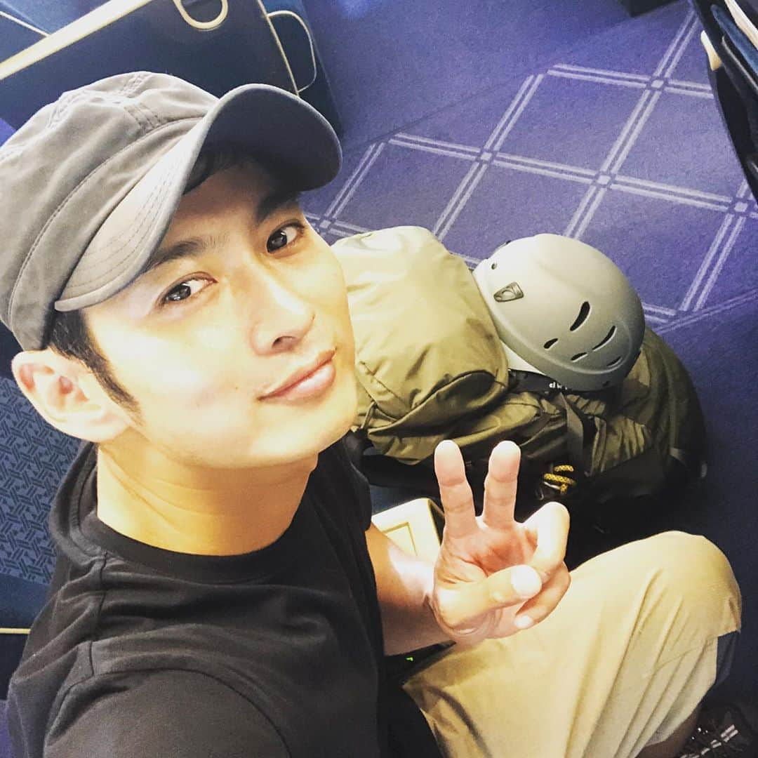 松田悟志さんのインスタグラム写真 - (松田悟志Instagram)「山へと旅立ちます😎 この写真だけで電車の車種が分かる人って、鉄オタの方とかだったらいるのかなぁw 楽しんで来ようっと👍🏻 #登山 #クライミング #ボルダリング #今回は #トレッキング  #👶 #☀️」8月5日 10時04分 - matsuda_satoshi1216