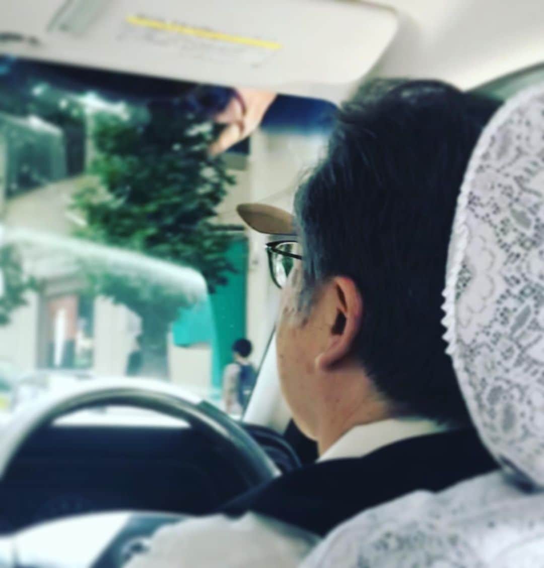 遠山正道さんのインスタグラム写真 - (遠山正道Instagram)「運転手さんのこの取付け跳ね上げサングラスが欲しい。そして、いつもいつも跳ね上げていたい。」8月5日 9時59分 - masatoyama