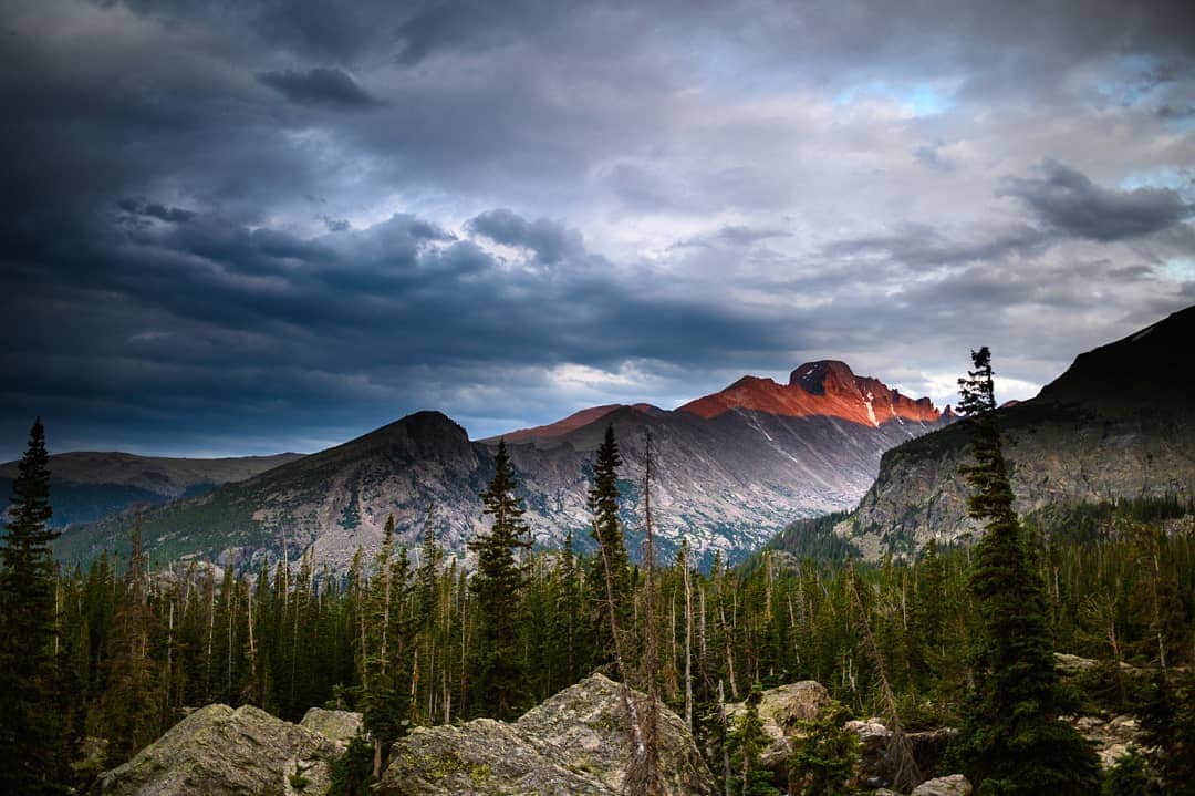 ペイジー・クラッセンのインスタグラム：「Would you rather wake up at 4am to go bouldering, or get back at 11pm? I'll choose the early session, but this alpenglow scene on the back of Longs Peak was worth the evening session. #rockymountainnationalpark #bouldering #mountains #colorado #estespark #longspeak」