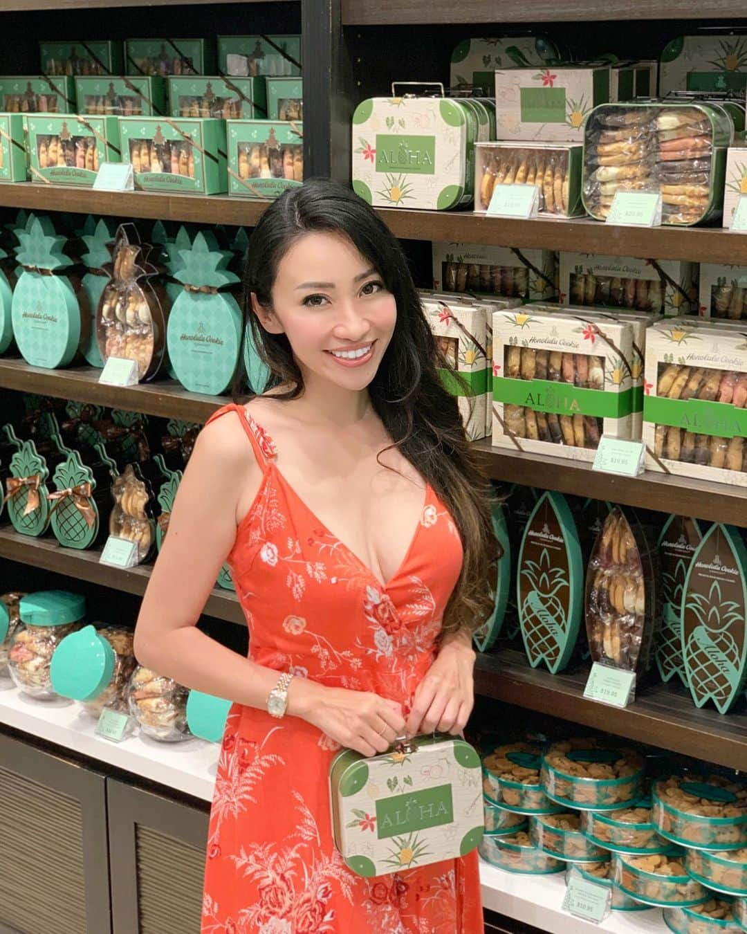 春名愛海さんのインスタグラム写真 - (春名愛海Instagram)「I want everything from here 😍 I mean, I love @honolulucookie for its taste but those packages are so cute❤️ no wonder why it’s the most popular souvenir from Hawaii in Japan 🇯🇵 And for those who saw my story... yes I got $150 worth of cookies, and I am not sharing 😜 ホノルルクッキーのパッケージが最近かわいすぎて必要以上にかってしまう。笑 ストーリーみた方は、そうです。現在$150分のホノルルクッキーをロサンゼルスに持って帰ってきてます。これがねー、3カ月くらいでなくなっちゃうしそりゃ産後ダイエットはかどらないよねぇ。。 . . . #cookie #honolulu #souvenir #honolulucookie #aloha #hawaii #yummy #foodie #giftidea #socute #ホノルルクッキー #お土産 #ハワイ #ハワイ土産 #定番 #おいしい #かわいい #ホノルル #waikiki #アロハ #summer #travelwithkids #海外旅行 #ハワイ旅行 #lovehawaii #whatdiet #postpartumbody #postprtum #boymom #ママコーデ」8月5日 10時08分 - amiharuna