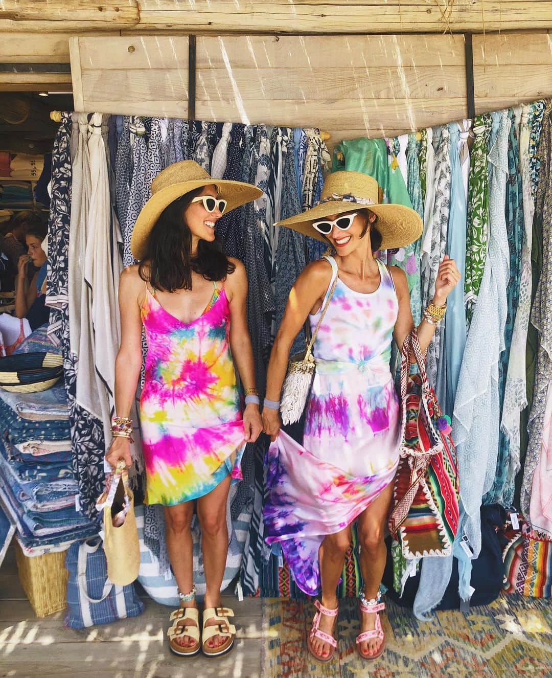 ダニジョーのインスタグラム：「You keep me safe, I’ll keep you wild 👯‍♀️🌈✨ Happy #NationalSisterDay to our sisterhood of #dannijogirls」