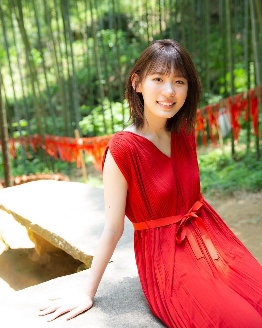 のインスタグラム：「欅坂46小池美波さんの1st写真集発売が決定しました✨インスタでは、みいちゃんと旅に来たみたいな写真をアップ予定です😉 まずはこちら！竹林に佇むみいちゃん。 ワンピースの赤と竹の緑が映えて素敵🌱 #小池美波 #欅坂46 #小池美波写真集 #みいちゃんと旅」