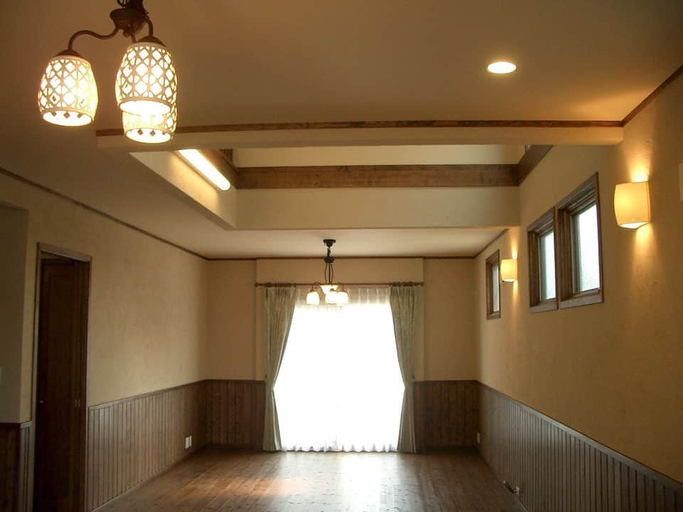 岡谷ホームズ株式会社さんのインスタグラム写真 - (岡谷ホームズ株式会社Instagram)「大正ロマン薫る邸宅 ・ ・ ・ 大きな吹き抜けのある、開放感のあるリビング✨ ・ 無垢の木と塗り壁のぬくもりある空間です😊 ・ ・ ・ プロフィール「@okayahomes」より、ウェブサイト www.okaya-homes.co.jp へのリンクができます！ 施工事例やオーナー様からいただいた貴重なお言葉、スタッフブログも掲載しています！ぜひご覧ください😊 エアコンではない新しい選択「光冷暖」のご体感は、モデルハウスへどうぞ！ ・ ・ ・ #岡谷ホームズ #okayahomes #家族が健康で快適に暮らせる家🍀 #施工事例 #四季を通して清々しく #輸入住宅 #注文住宅 #八事ハウジング #名古屋 #愛知県 #三重県 #岐阜県 #新築 #home #myhome #design #リビング #吹抜け #無垢の木 #塗り壁 #家 #家づくり #暮らしを楽しむ #丁寧な暮らし #こだわりの家」8月5日 10時16分 - okayahomes