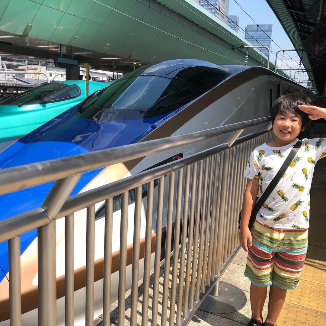 がっちゃんさんのインスタグラム写真 - (がっちゃんInstagram)「E7系（W7系）新幹線かがやきで出発進行‼︎✨ がっちゃんは初めての北陸新幹線に乗車しました(^-^)ゞ お声をかけてくださったり、一緒にお写真を撮ってくださった皆さま、ありがとうございますました💕  #E7系 #北陸新幹線 #train #japantrain #shinkansen #trainfan #trainspotting #railfan #expresstrain#乗り鉄 #見る鉄 #音鉄 #がっちゃん #がっちゃんねる」8月5日 10時19分 - gacchannel