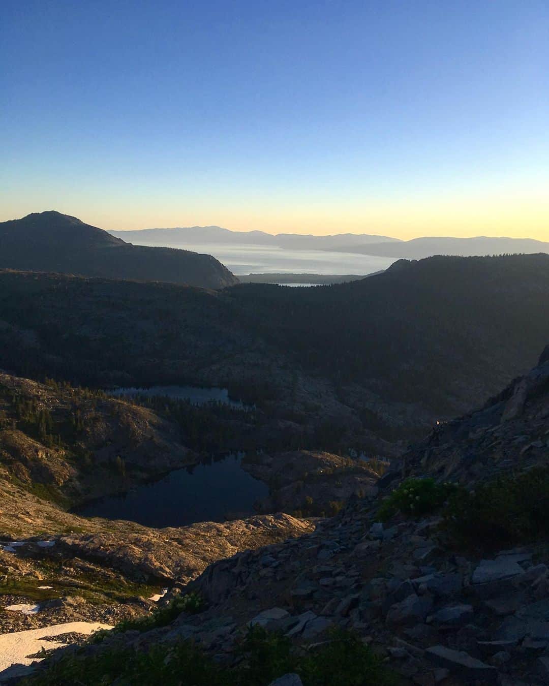 アレックス・オノルドのインスタグラム：「Sunrise over Tahoe from the top of Mt Ralston yesterday. I only intended to give @sannimccandless and her two friends a ride to the trailhead so they could embark on a big adventure in Desolation but then I got a little carried away and wound up on top with them (though they went on to hike 4 more mountains and I just went home and trained on the hangboard...) Anyway, I’d almost forgotten how much I love being in the mountains in the crisp early morning. The Sierra is awesome.」