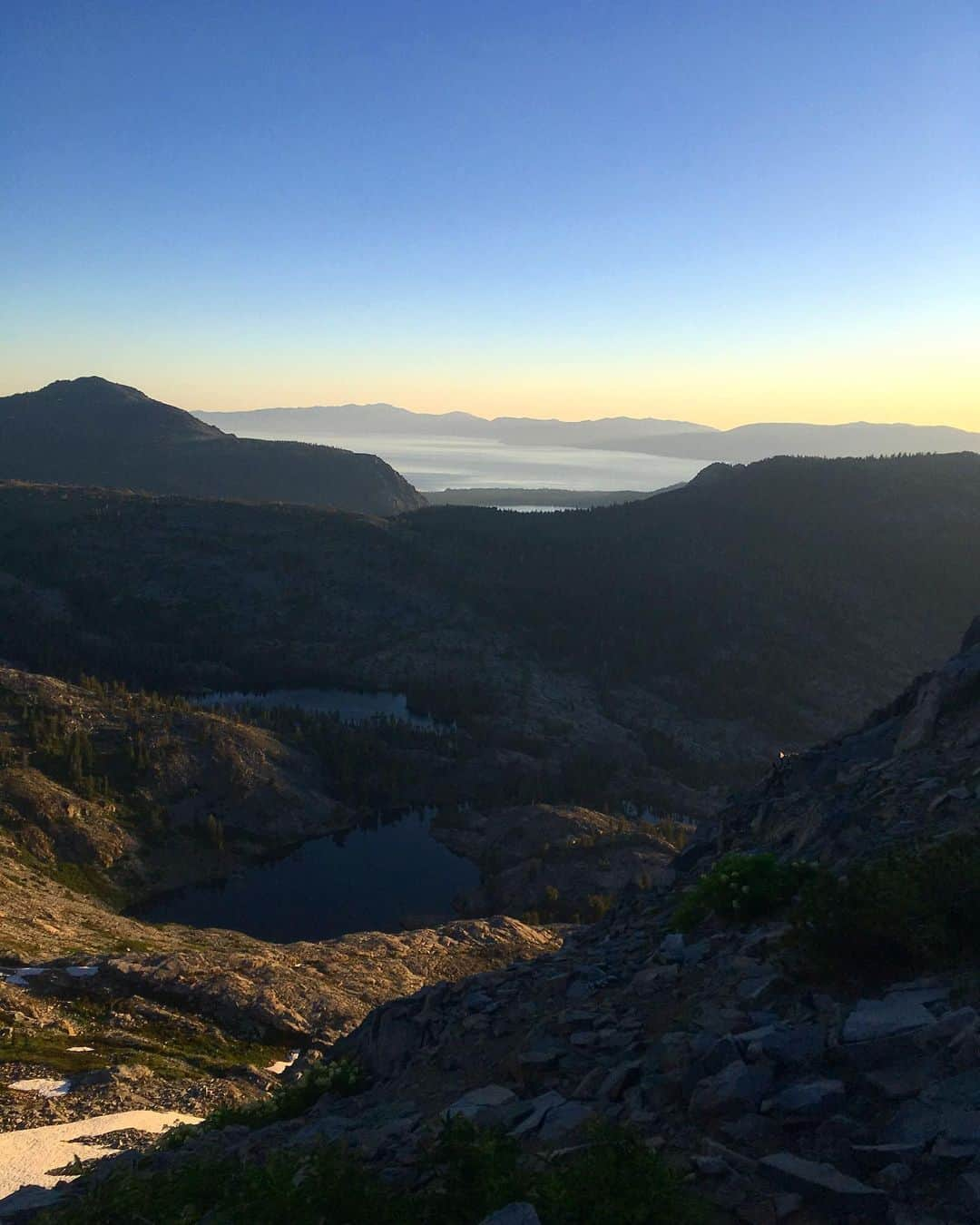 アレックス・オノルドさんのインスタグラム写真 - (アレックス・オノルドInstagram)「Sunrise over Tahoe from the top of Mt Ralston yesterday. I only intended to give @sannimccandless and her two friends a ride to the trailhead so they could embark on a big adventure in Desolation but then I got a little carried away and wound up on top with them (though they went on to hike 4 more mountains and I just went home and trained on the hangboard...) Anyway, I’d almost forgotten how much I love being in the mountains in the crisp early morning. The Sierra is awesome.」8月5日 10時24分 - alexhonnold