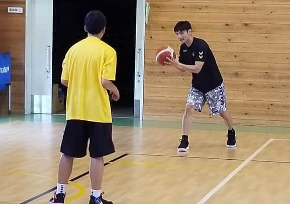 群馬クレインサンダーズさんのインスタグラム写真 - (群馬クレインサンダーズInstagram)「‪🏀クリニック報告🏀‬ ‪安中市立第二中学校にて #小淵雅 選手と #佐竹宥哉 選手が約30人の生徒に向けたクリニックを行いました⛹️‍♂️⛹️‍♀️‬ ‪ボールハンドリングなどの基礎練習から最後はフリースロー大会で盛り上がりました～😁🙌‬ ‪参加頂いたみなさまありがとうございました‼️‬ ‪#群馬クレインサンダーズ‬ #Bリーグ #bleague #バスケットボールクリニック」8月5日 10時33分 - gunmacrane3ders