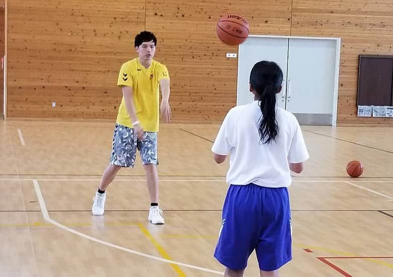 群馬クレインサンダーズさんのインスタグラム写真 - (群馬クレインサンダーズInstagram)「‪🏀クリニック報告🏀‬ ‪安中市立第二中学校にて #小淵雅 選手と #佐竹宥哉 選手が約30人の生徒に向けたクリニックを行いました⛹️‍♂️⛹️‍♀️‬ ‪ボールハンドリングなどの基礎練習から最後はフリースロー大会で盛り上がりました～😁🙌‬ ‪参加頂いたみなさまありがとうございました‼️‬ ‪#群馬クレインサンダーズ‬ #Bリーグ #bleague #バスケットボールクリニック」8月5日 10時33分 - gunmacrane3ders