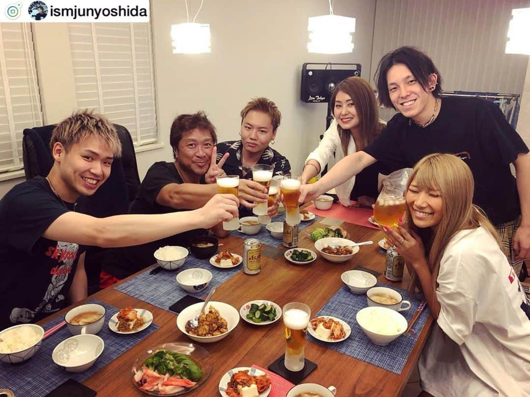 高橋由真さんのインスタグラム写真 - (高橋由真Instagram)「潤さん🏡でしょうが焼きパーティー🎉❤️ . ご飯ぜーーーーんぶ潤さんが作ってくれたんだよーー🤤💕 全部美味しくて食べ過ぎた！！！ ご飯3杯食べちゃったよ(´･З･`)笑笑 . 潤さんありがとうございました😊✨ . . PS：記念撮影みんなが乾杯してること…潤さんの投稿みて今知った。。 えぇえええぇええぇ。。。笑 . . . . @ismjunyoshida  生姜焼きパーティー？？って 初めて聞いたけどまぁいっか🍺🍺👍🎊#部活飯 #生姜焼き #ISM #ゆまち ありがとう #高枝切り鋏」8月5日 10時36分 - yumachi1021